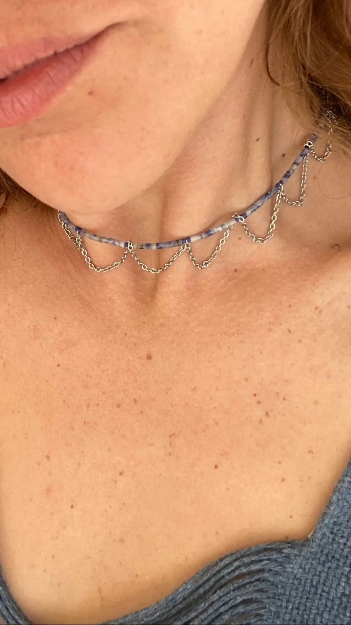 Collar Dione choker con sodalita y chapa de oro 18k — URi Atelier