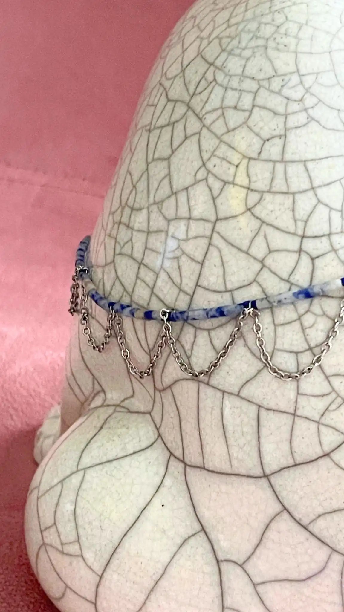 Collar Dione choker con sodalita y chapa de oro 18k — URi Atelier