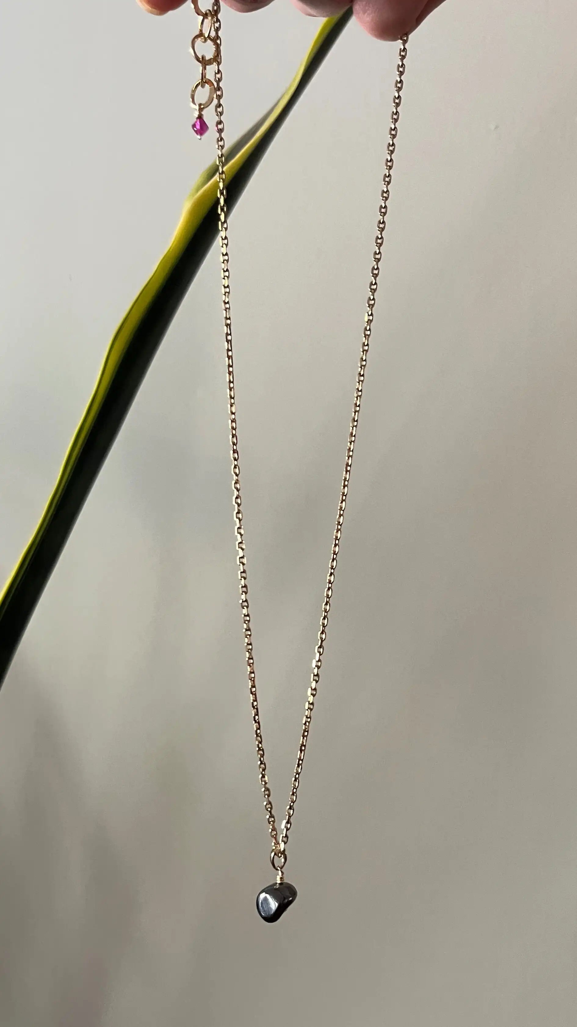 Collar Elvi hecho a mano con piedras naturales — URi Atelier