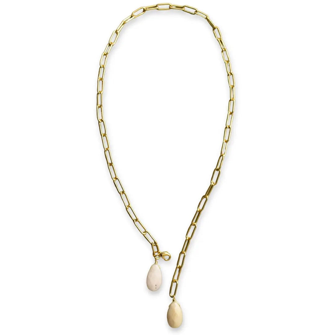 Collar corbatín dorado con perlas naturales Keshi joyería artesanal