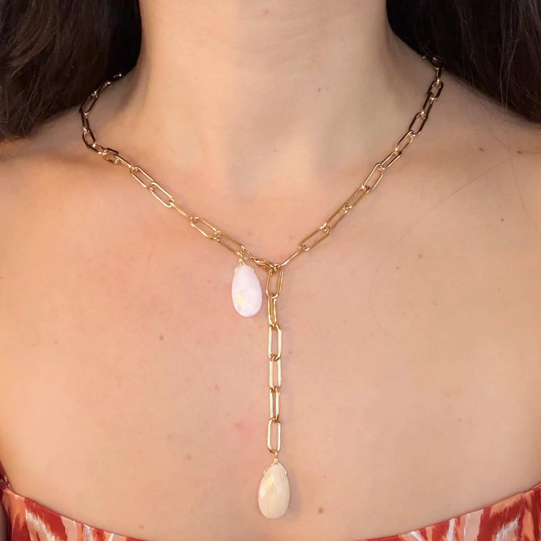 Collar estilo corbatín con cuarzos