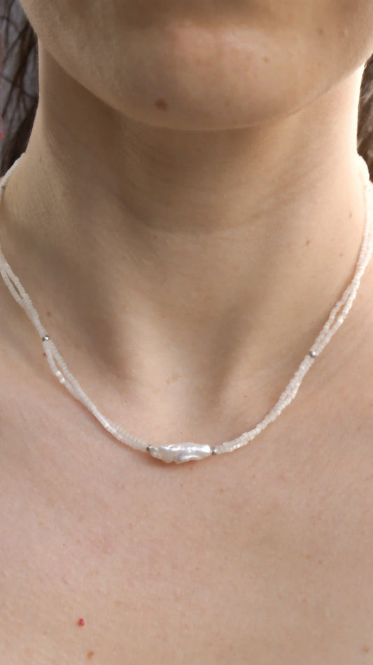 collar de miyukis (cristales japoneses) y perla biwa