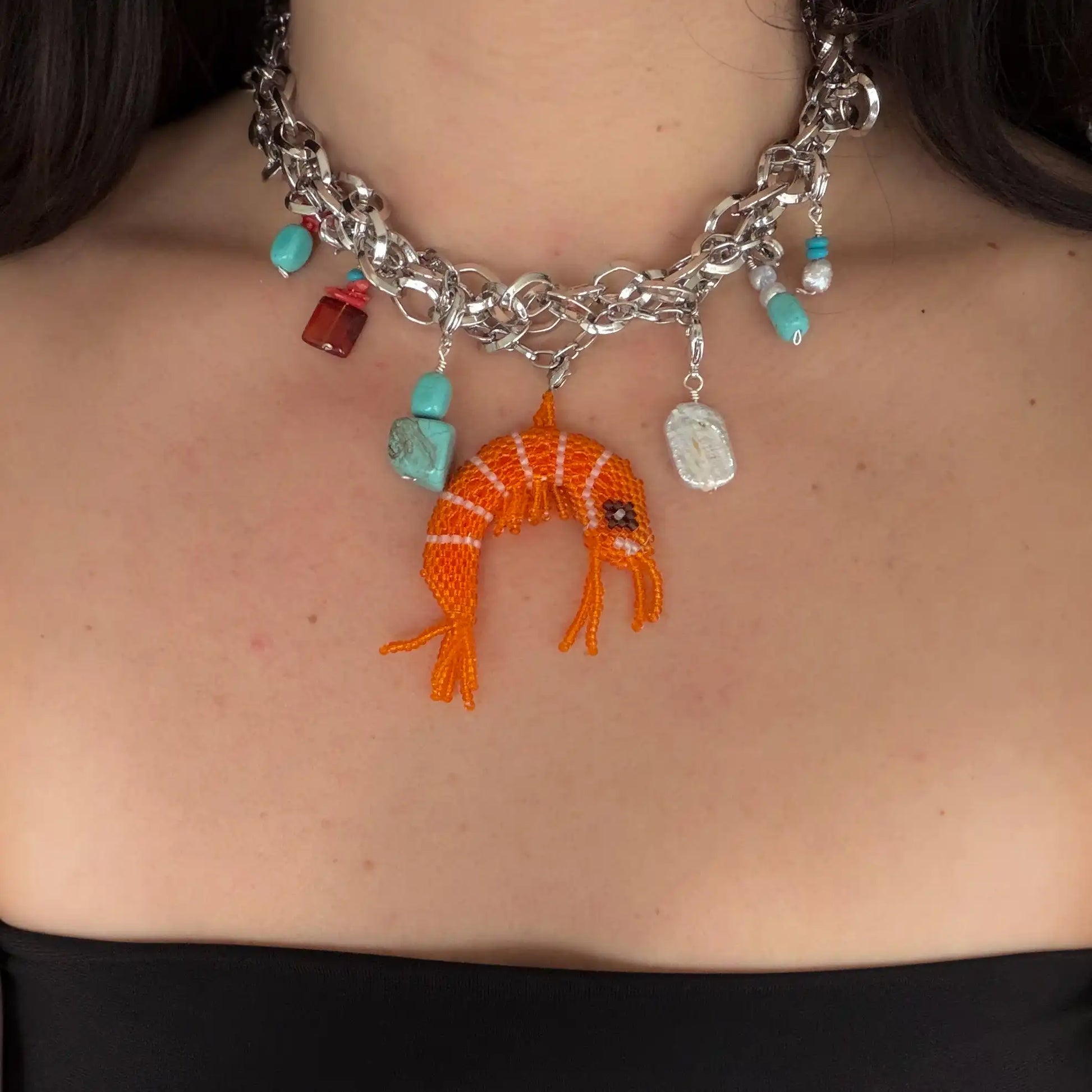 Collar Mar de Cortes estilo chunky con dijes de motivos de verano
