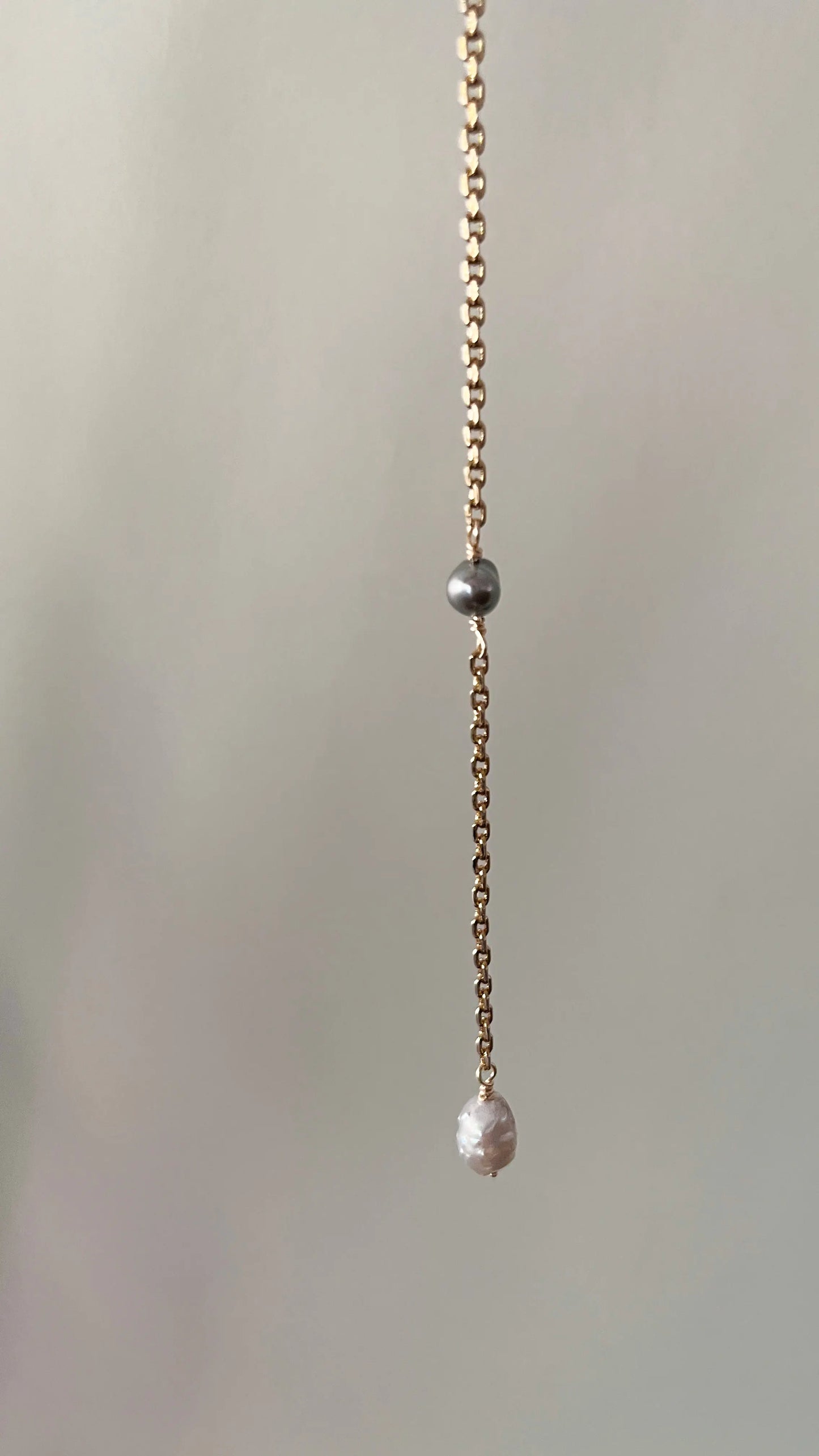 Collar Marella corbatín con perlas y chapa de oro 18k — URi Atelier