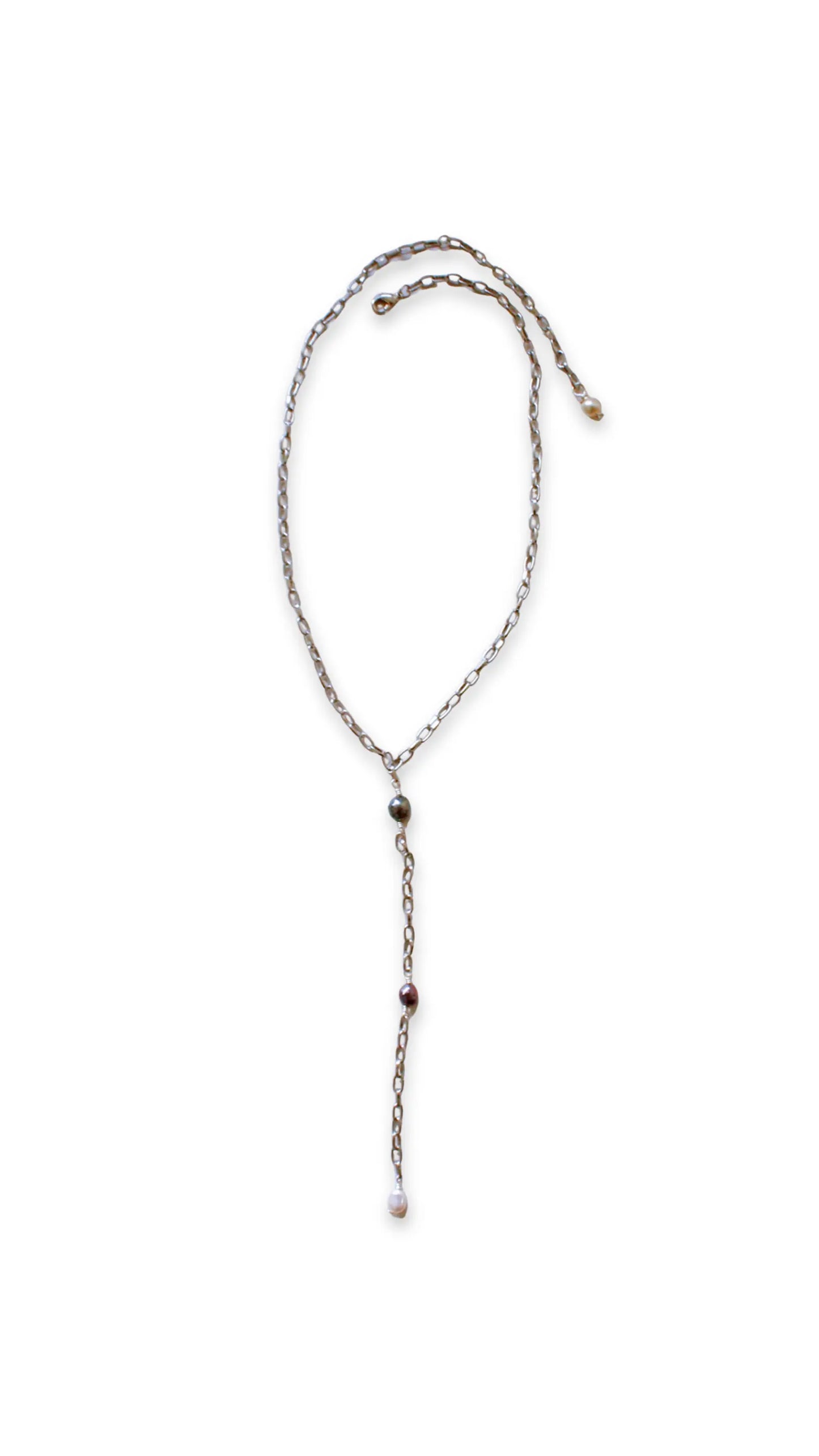 Collar corbatín dorado elegante