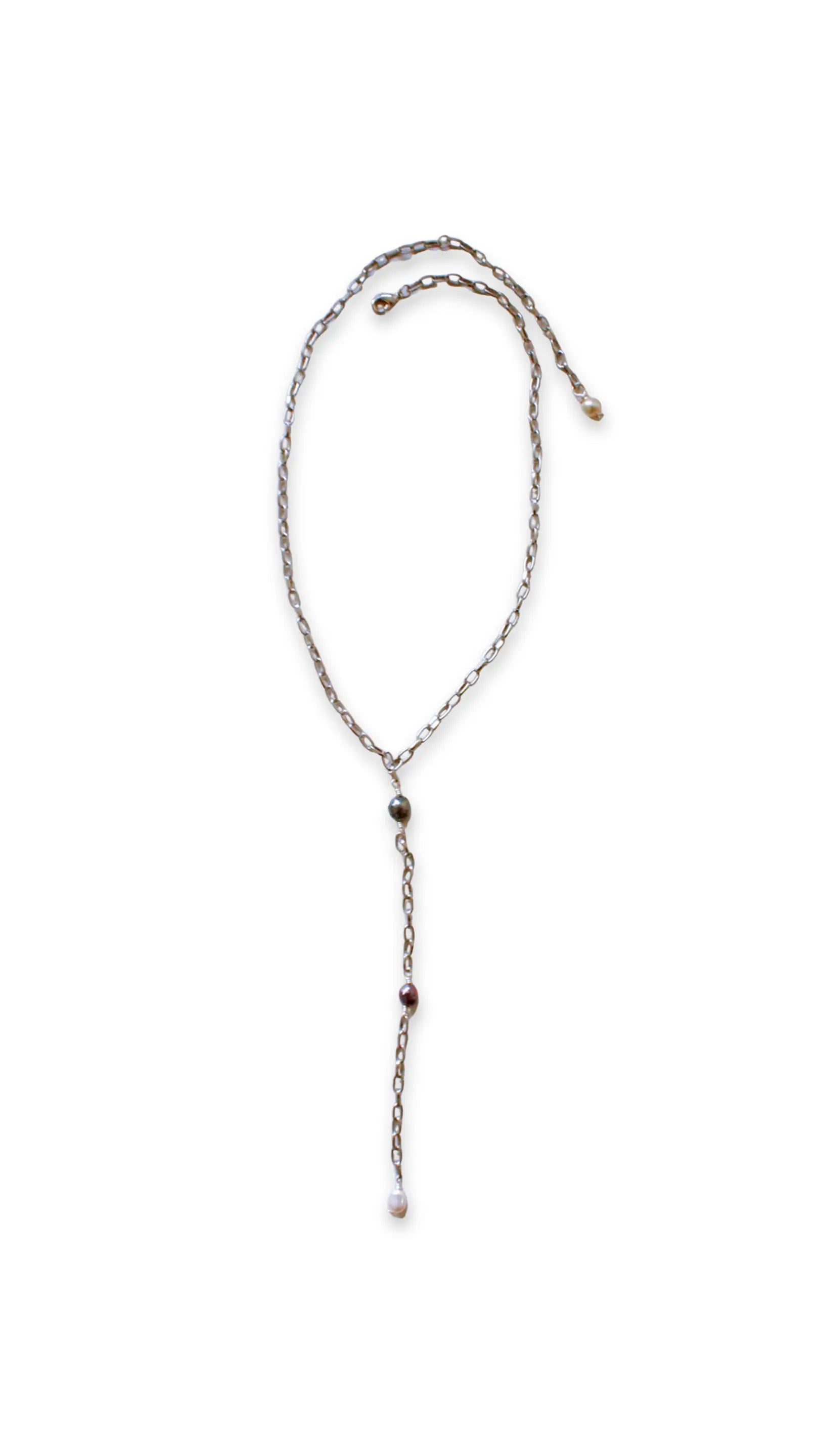 Collar corbatín dorado elegante