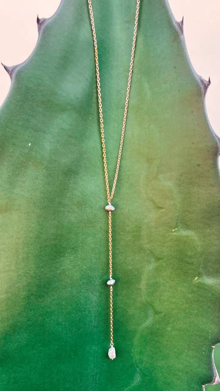 Collar Marella corbatín con perlas y chapa de oro 18k — URi Atelier