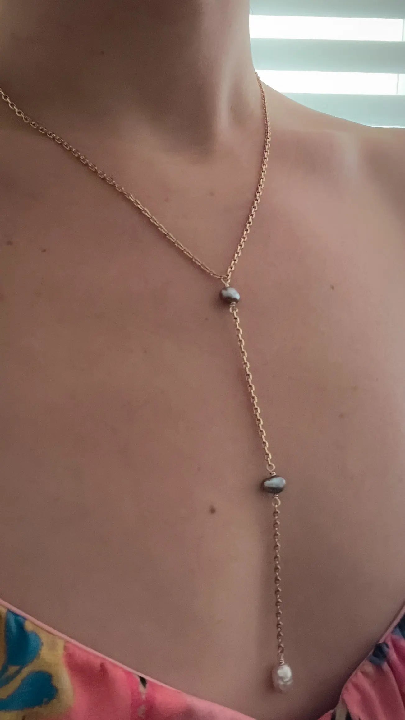 Collar Marella corbatín con perlas y chapa de oro 18k — URi Atelier