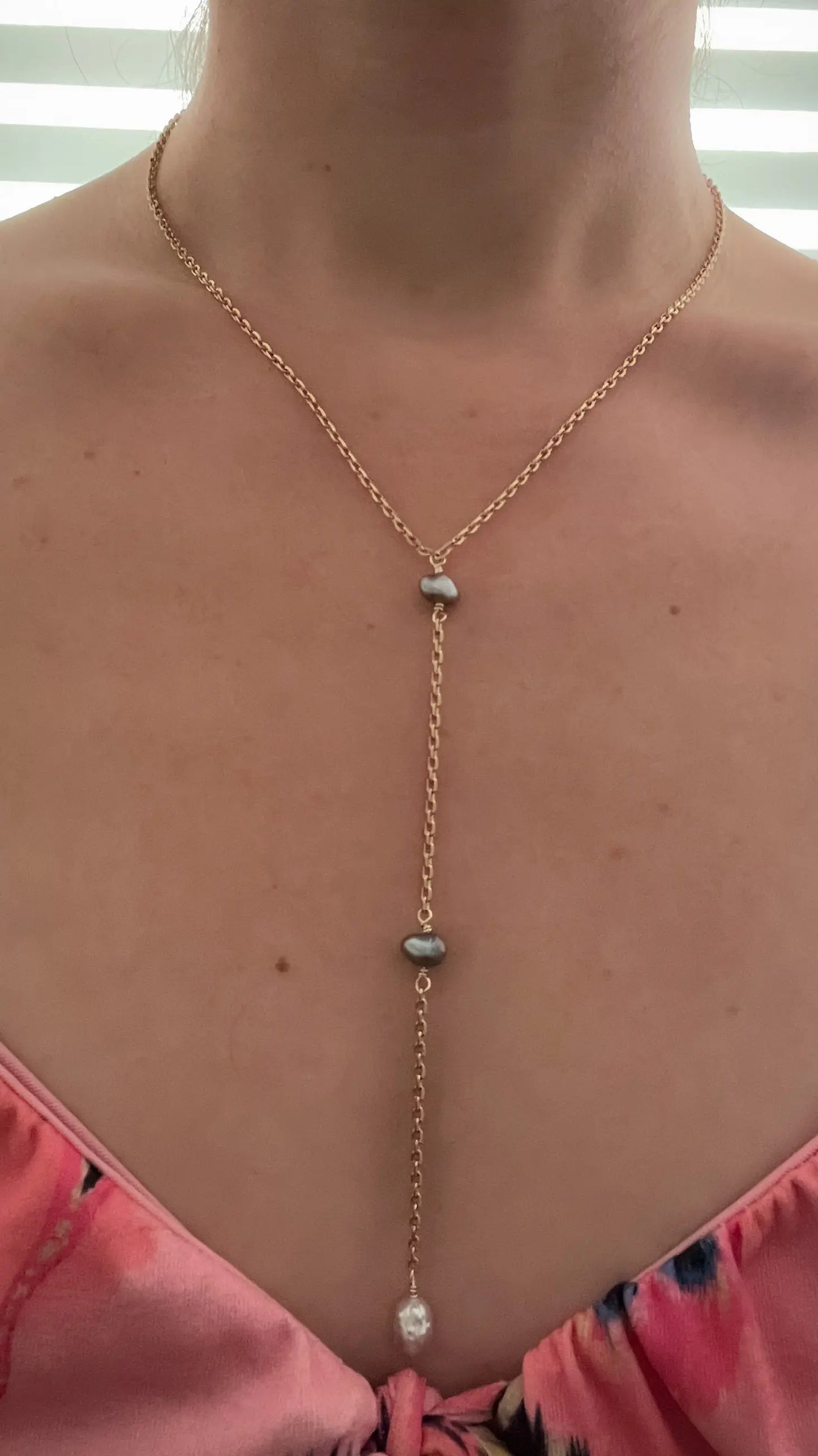 Collar Marella corbatín con perlas y chapa de oro 18k — URi Atelier