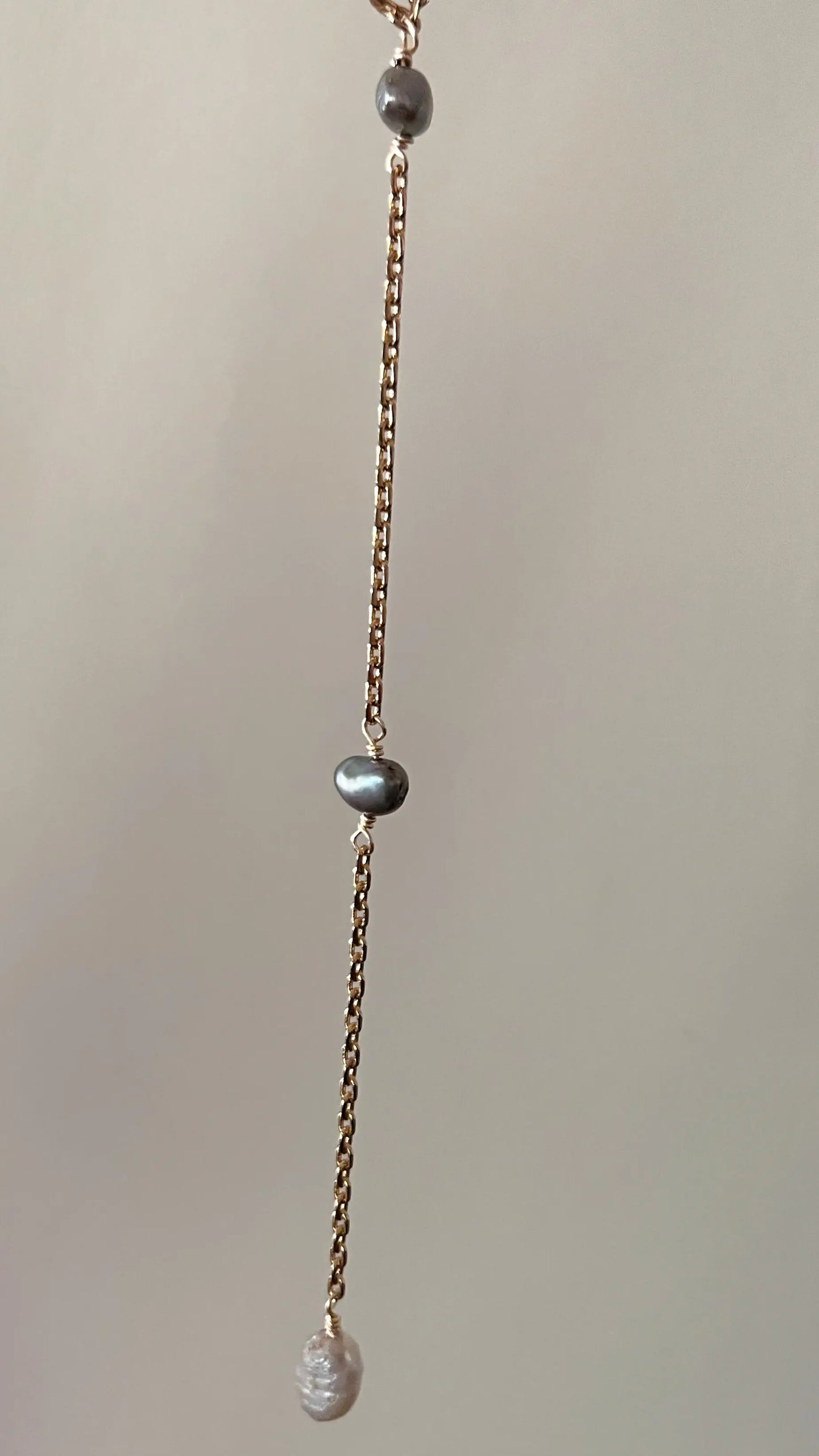 Collar Marella corbatín con perlas y chapa de oro 18k — URi Atelier