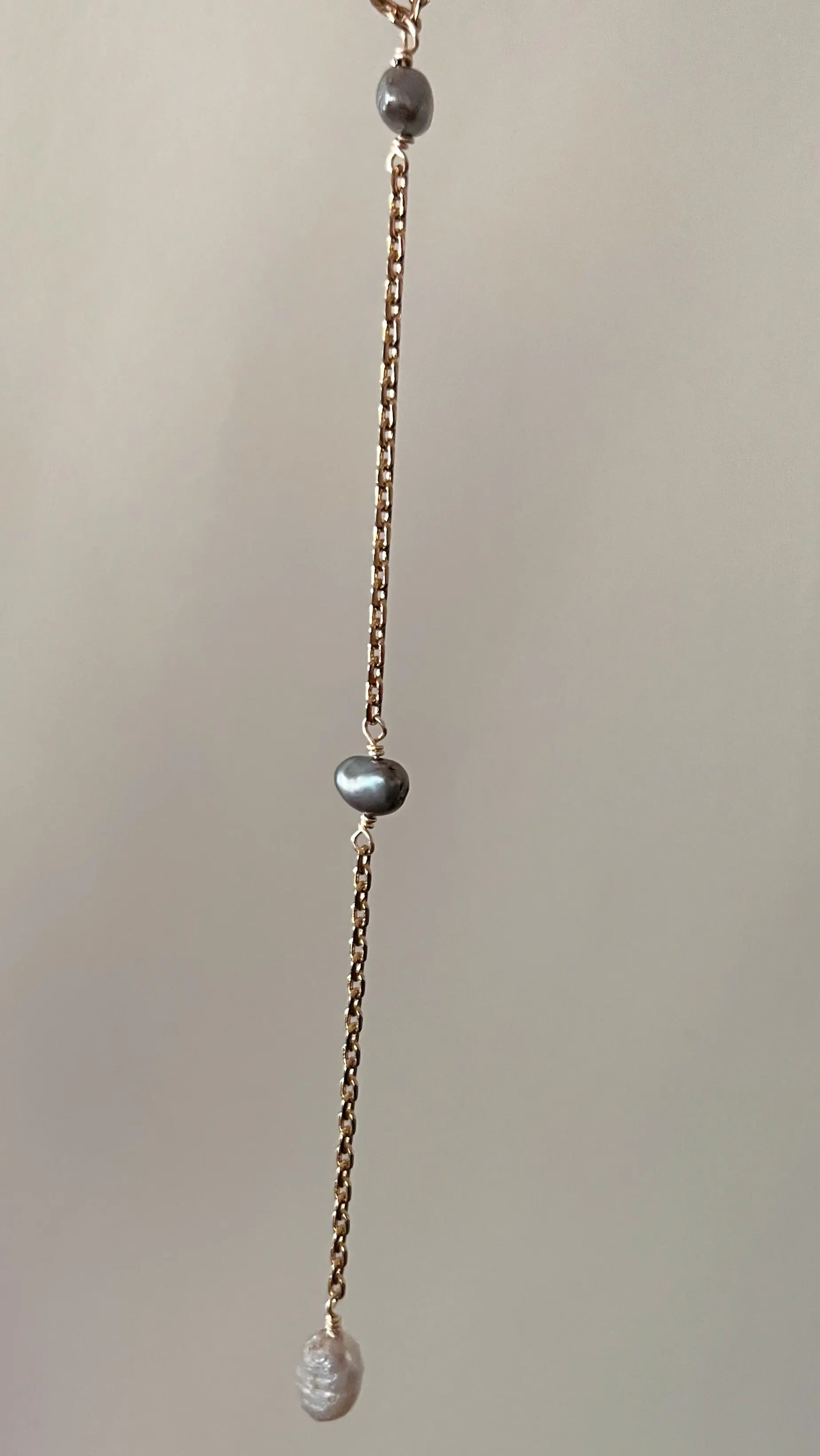 Collar Marella corbatín con perlas y chapa de oro 18k — URi Atelier