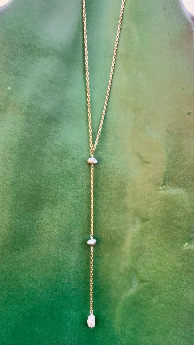 Collar Marella corbatín con perlas y chapa de oro 18k — URi Atelier