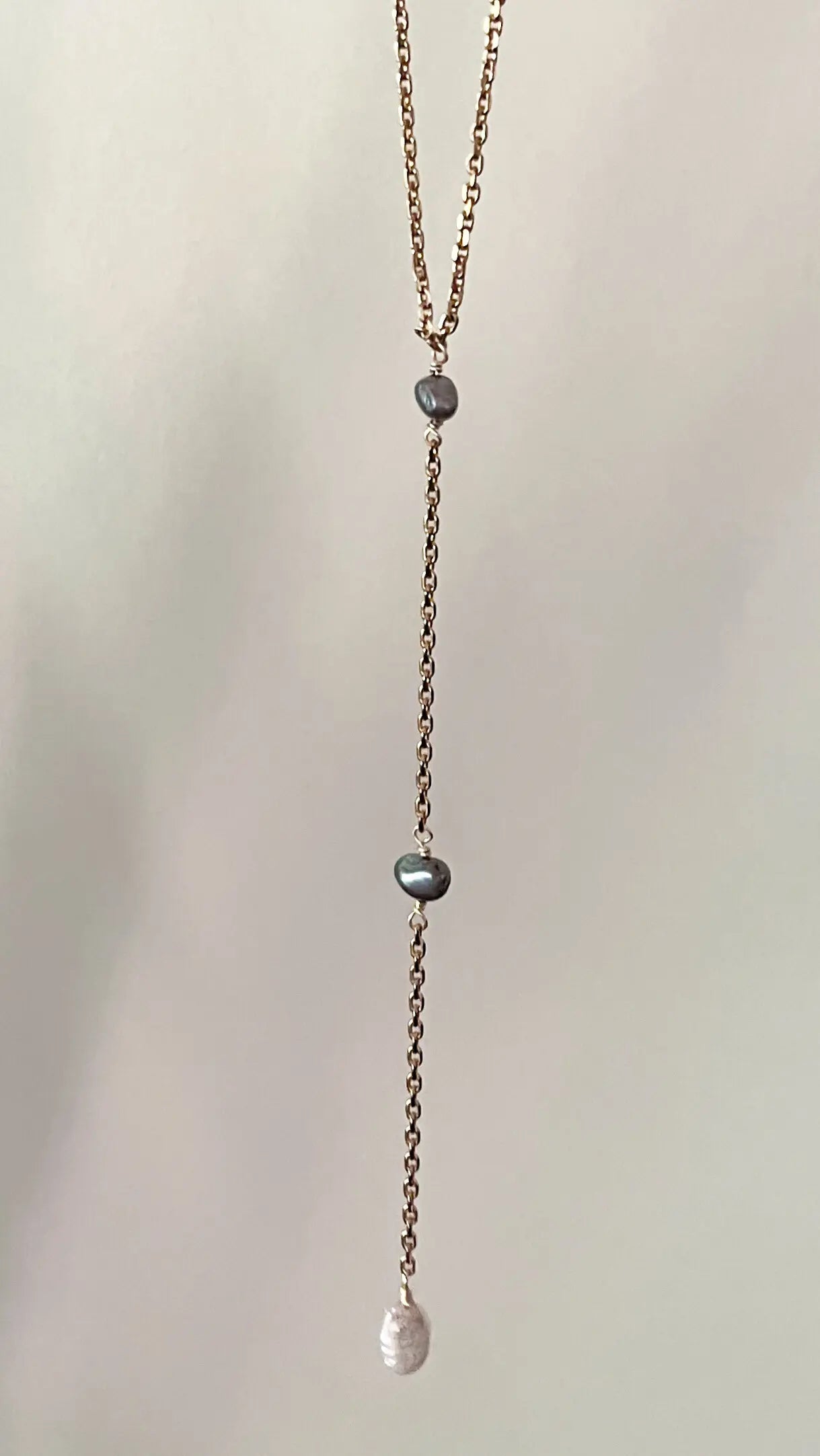 Collar Marella corbatín con perlas y chapa de oro 18k — URi Atelier