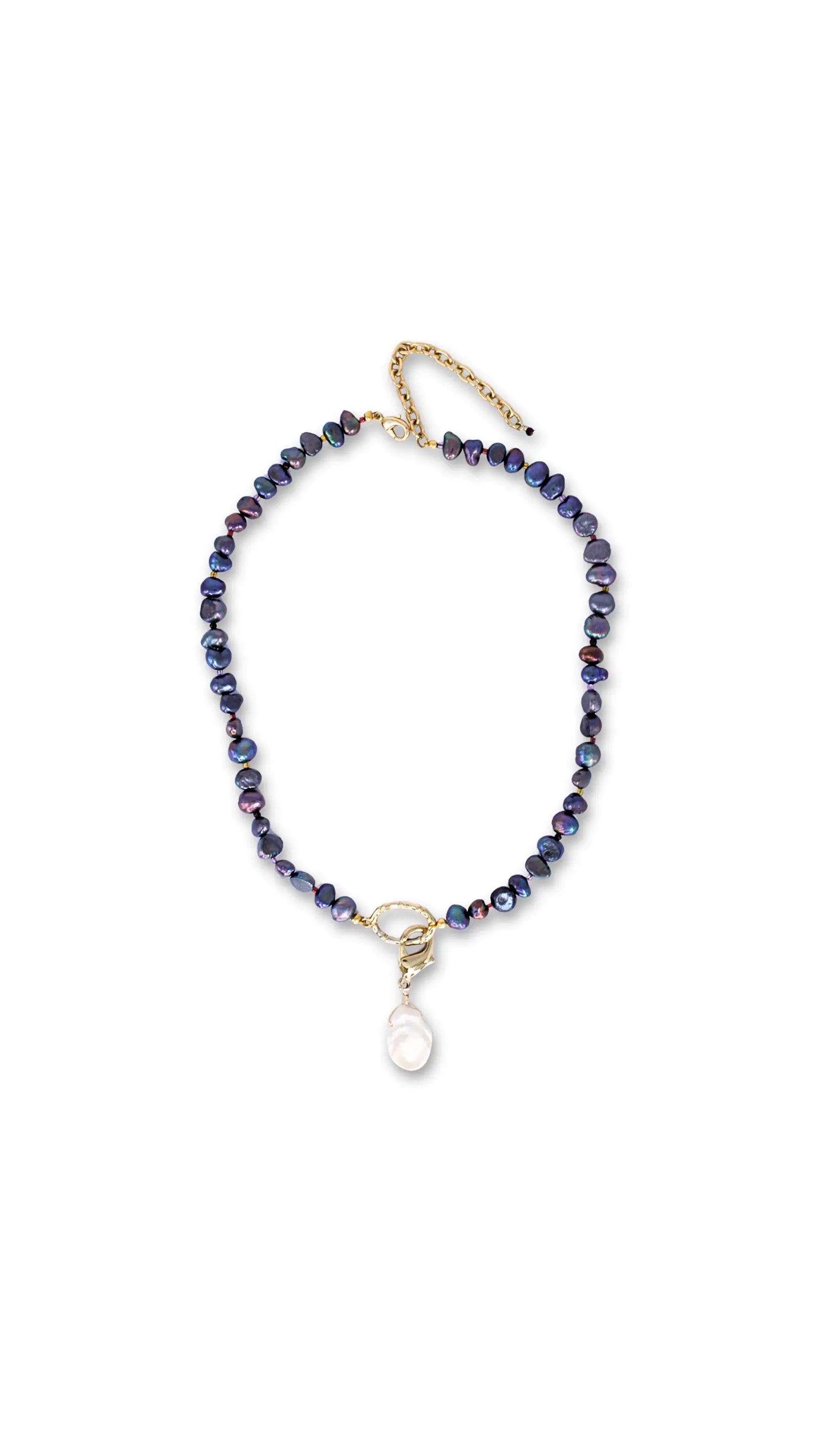 Collar dorado con perlas negras