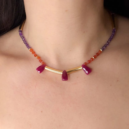 Collar con piedras naturales como rubí, jade y amatistas