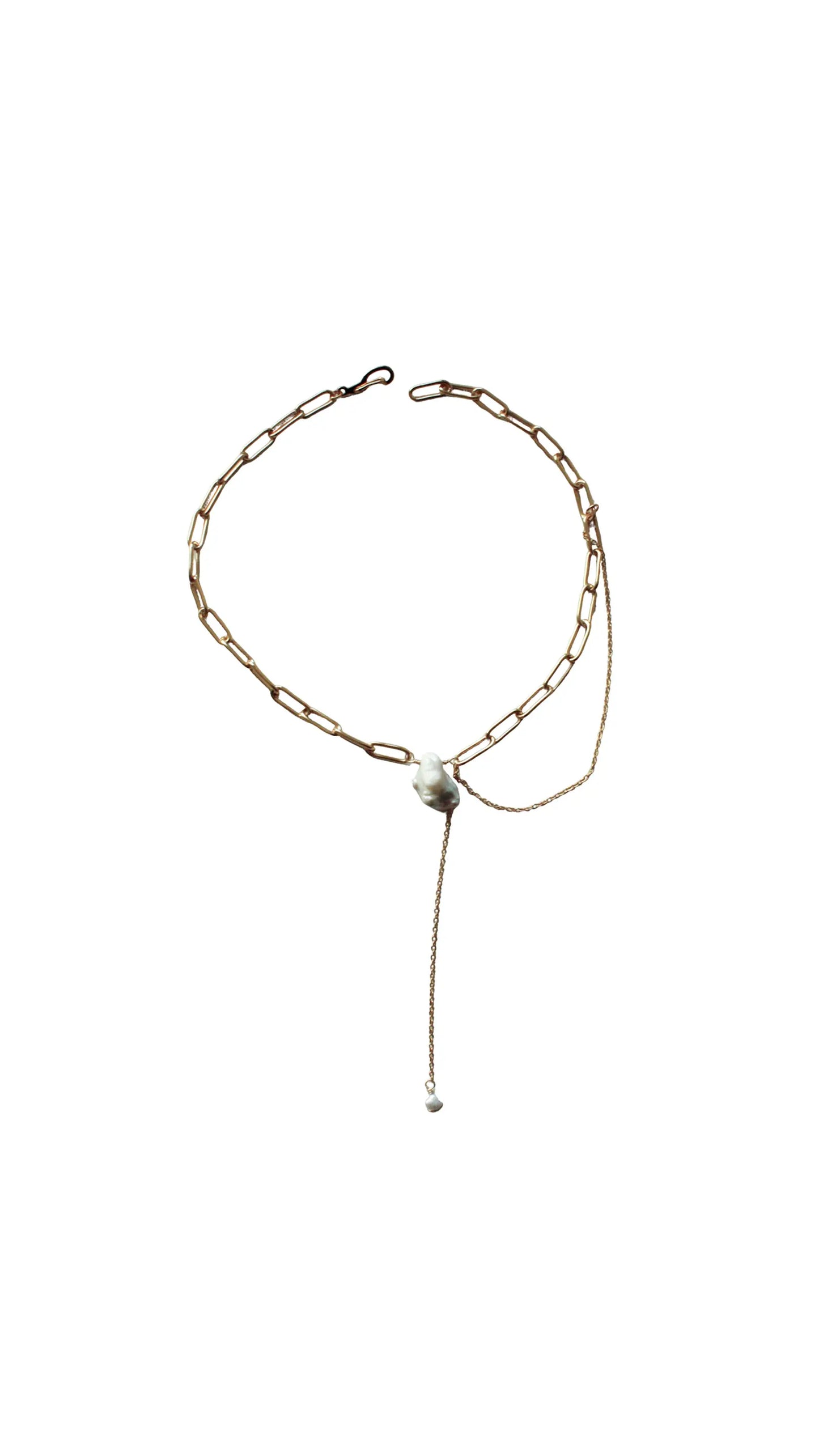 Collar dorado con cadenas múltiples