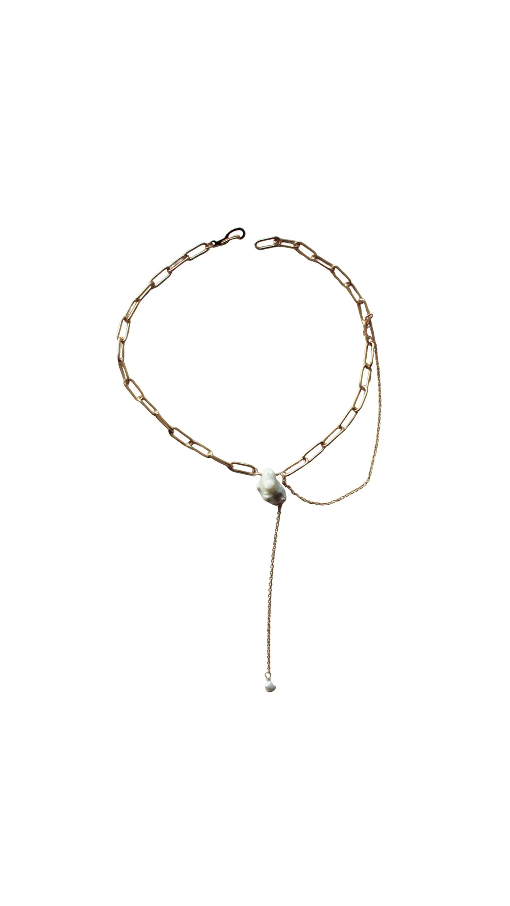 Collar dorado con cadenas múltiples