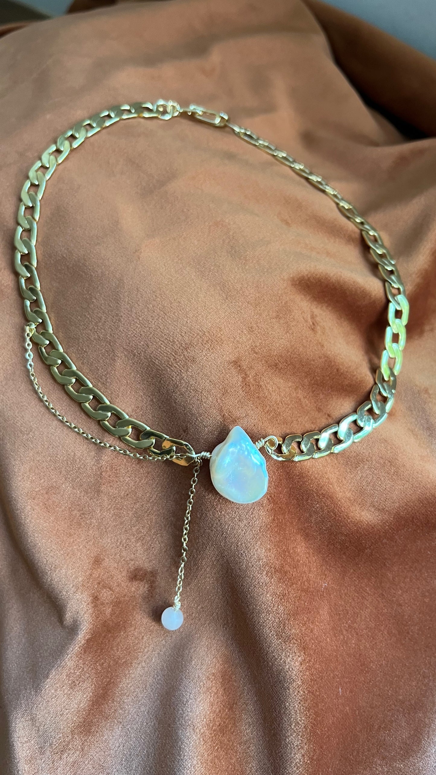 Collar Syna con perla blanca al centro y perla colgante — URi Atelier