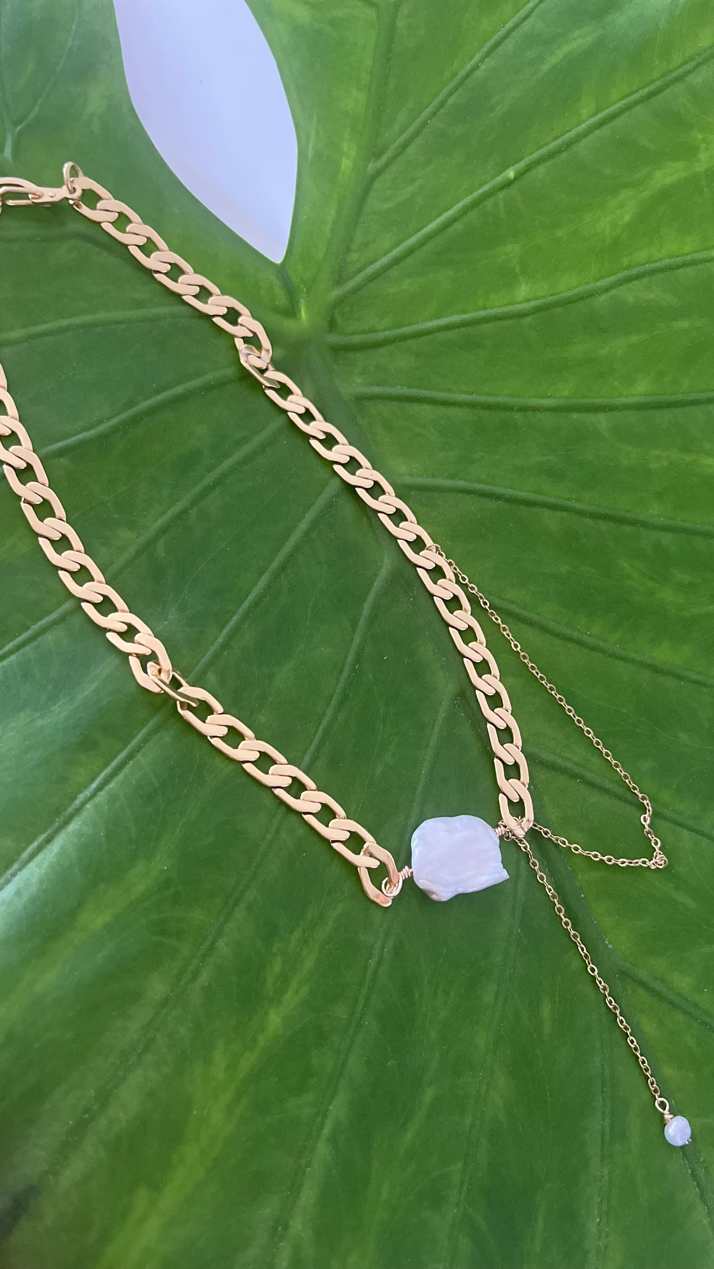 Collar Syna con perlas irregulares y chapa de oro 18k — URi Atelier