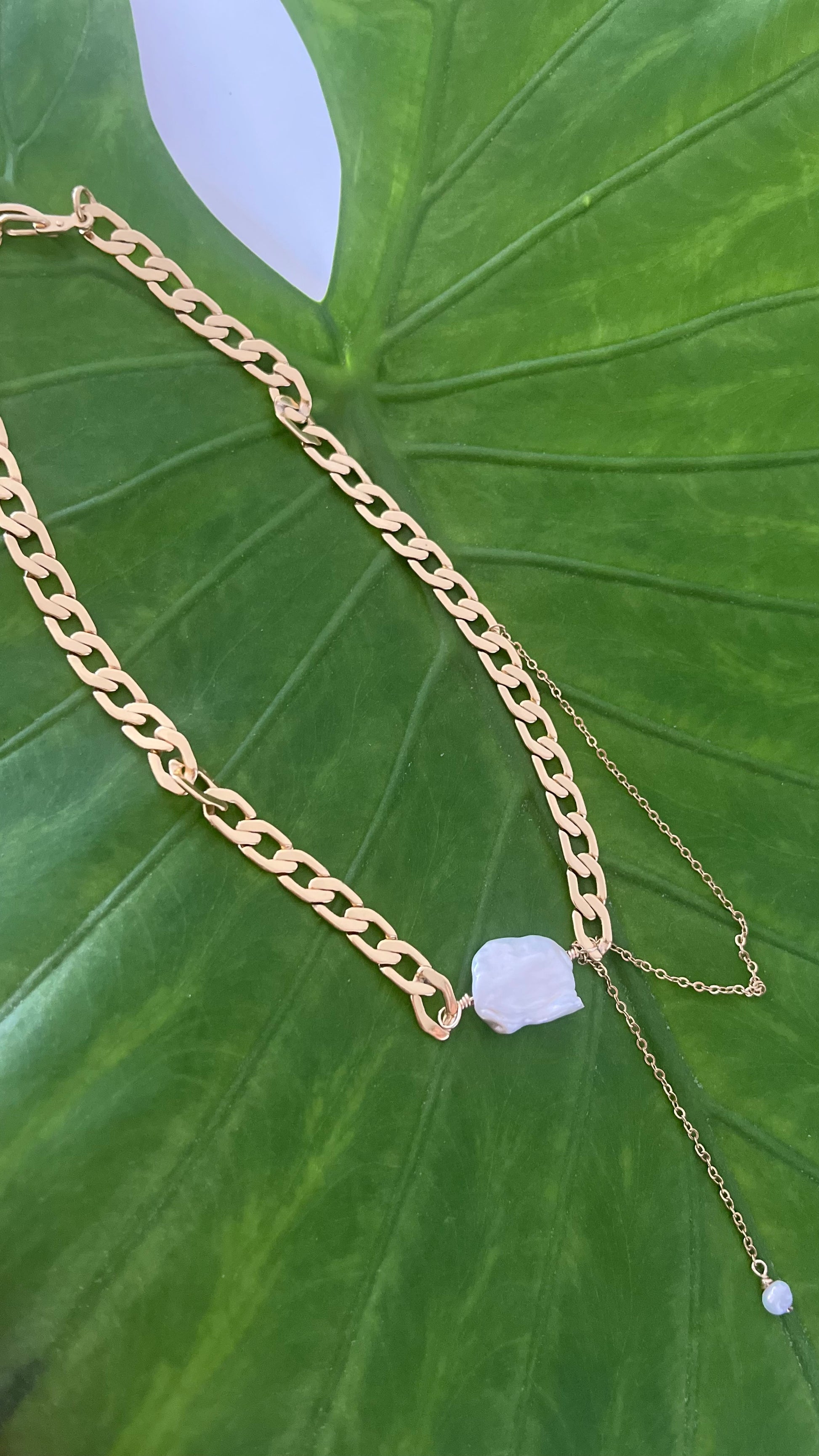 Collar Syna con perlas irregulares y chapa de oro 18k — URi Atelier