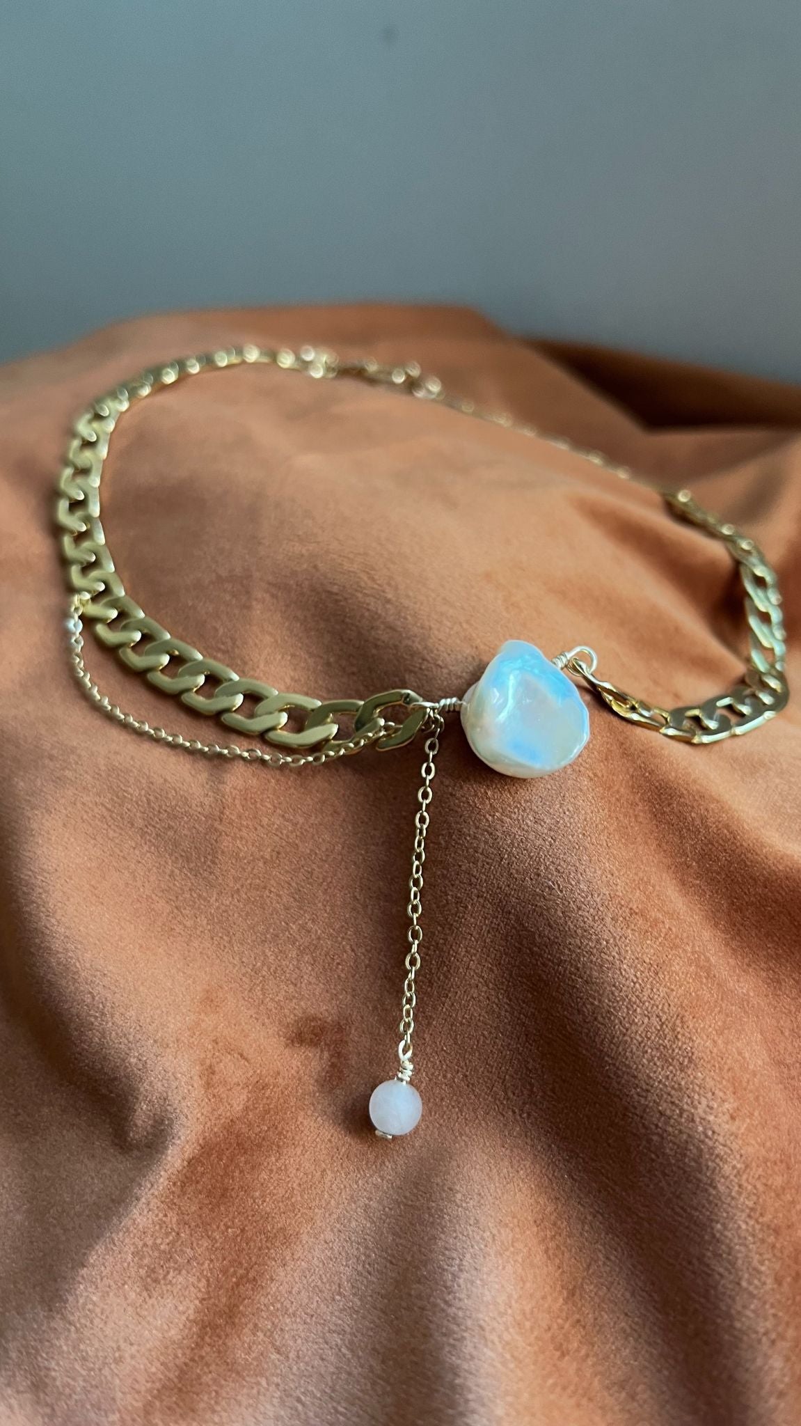 Collar Syna artesanal con perlas irregulares y chapa de oro 18k — URi Atelier