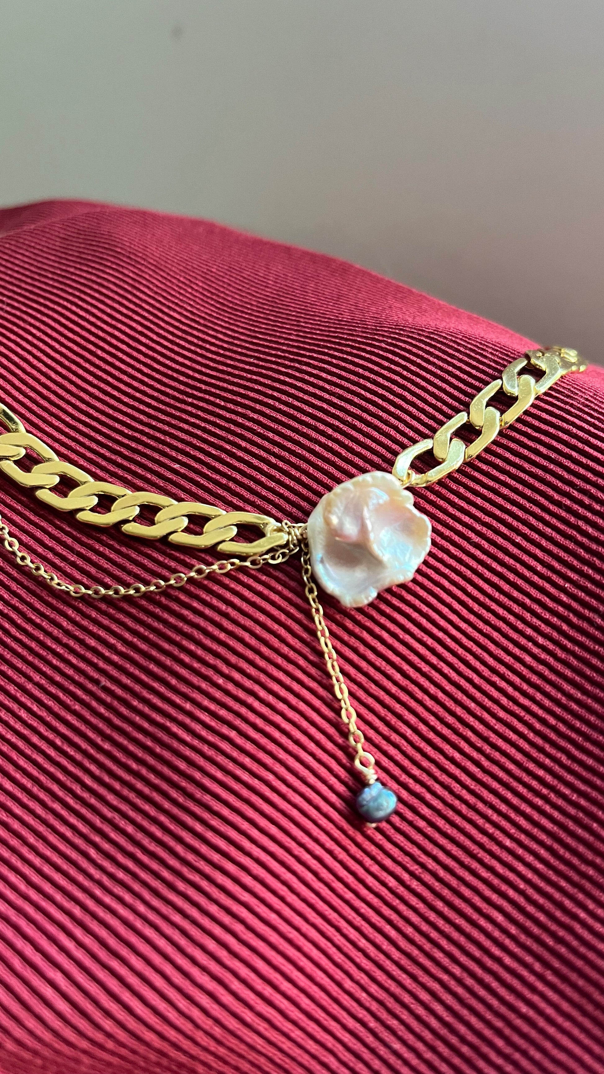 Collar elegante con perla