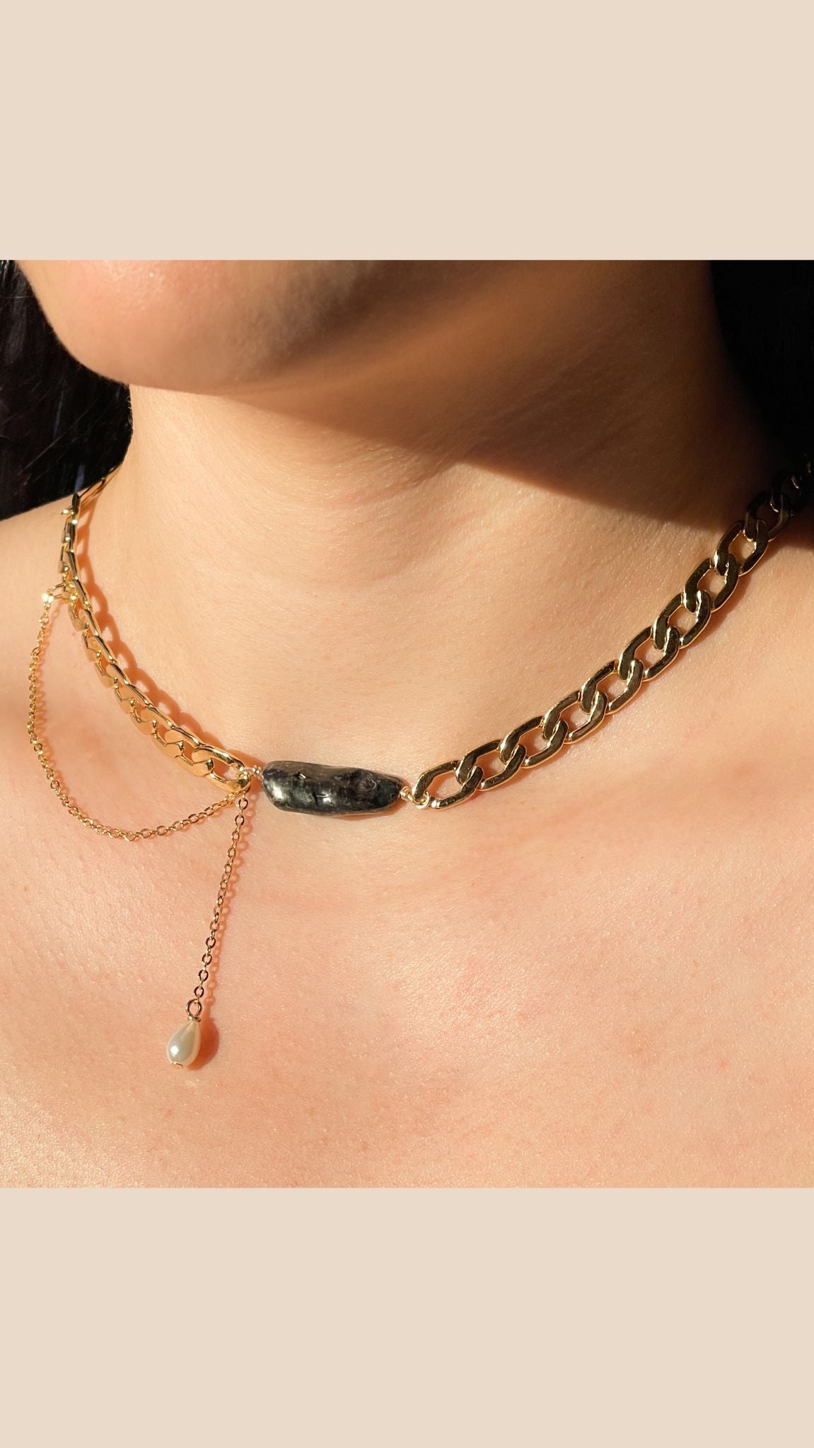 Collar Syna con perla negra al centro y chapa de oro 18k — URi Atelier