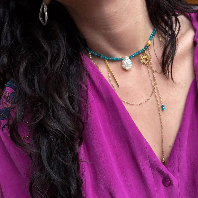Collar Thiana con jade y dijes artesanal — URi Atelier