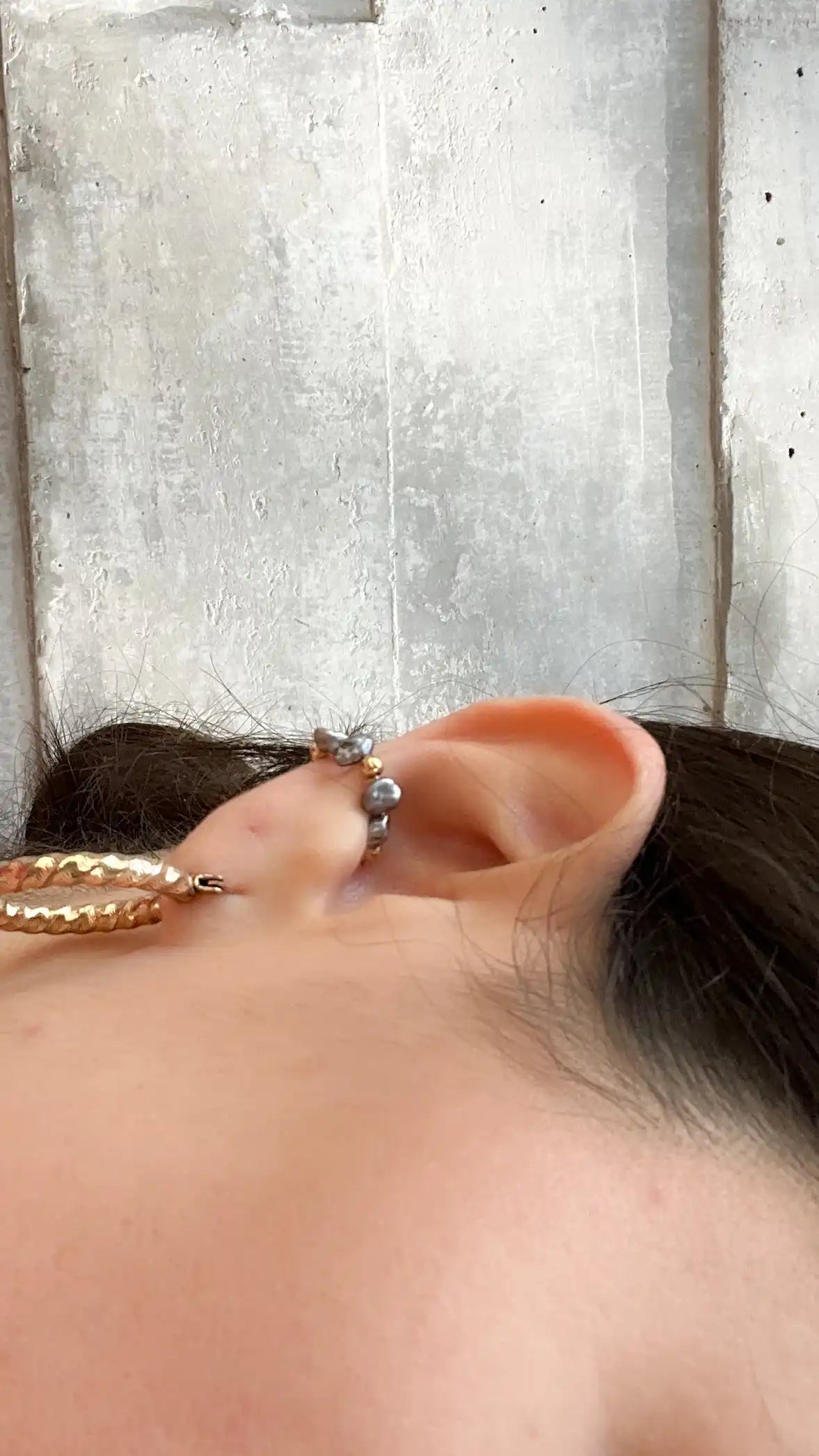 Earcuff Enso con jade natural hecho a mano — URi Atelier