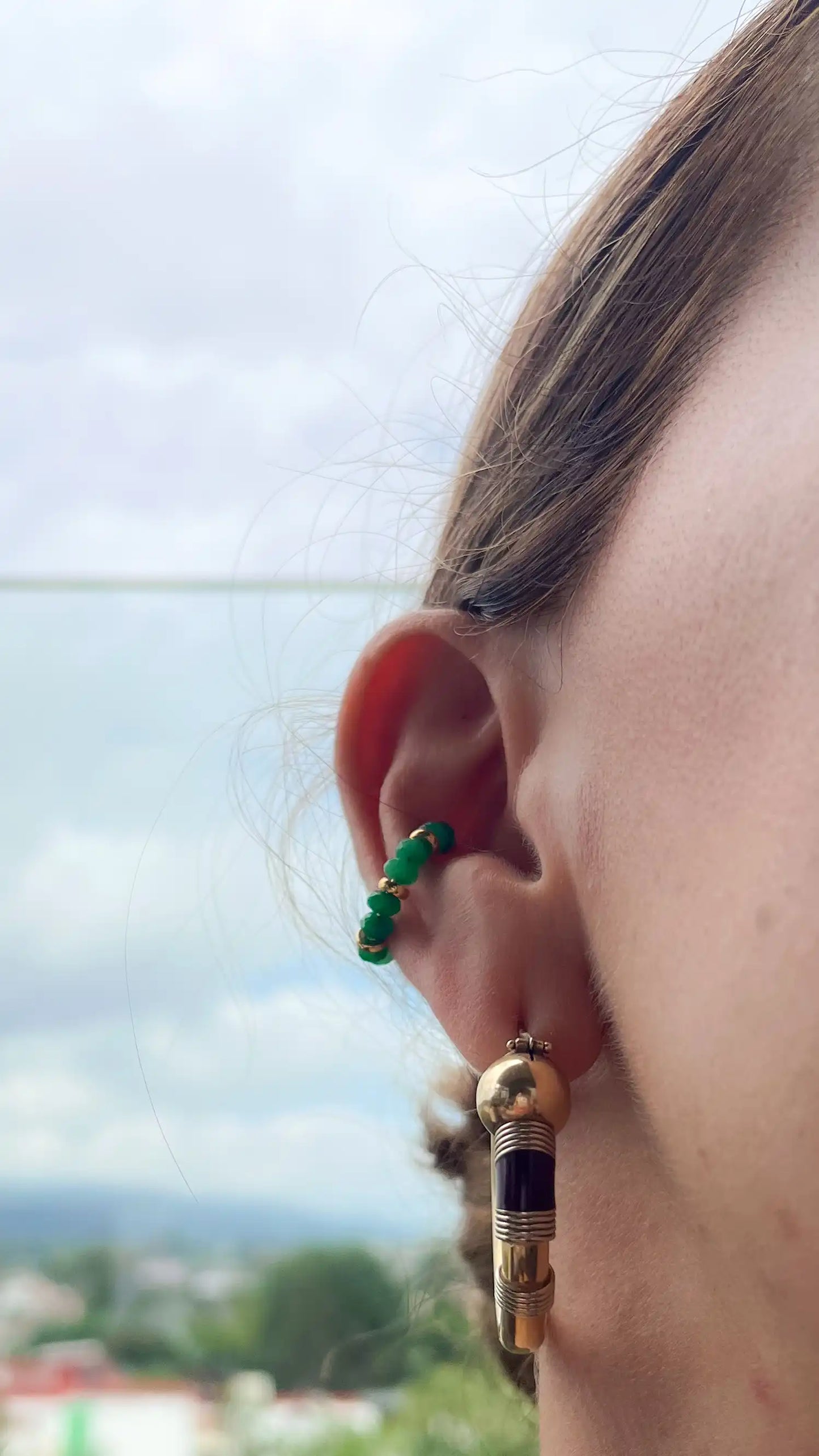 Earcuff Enso con jade natural hecho a mano — URi Atelier