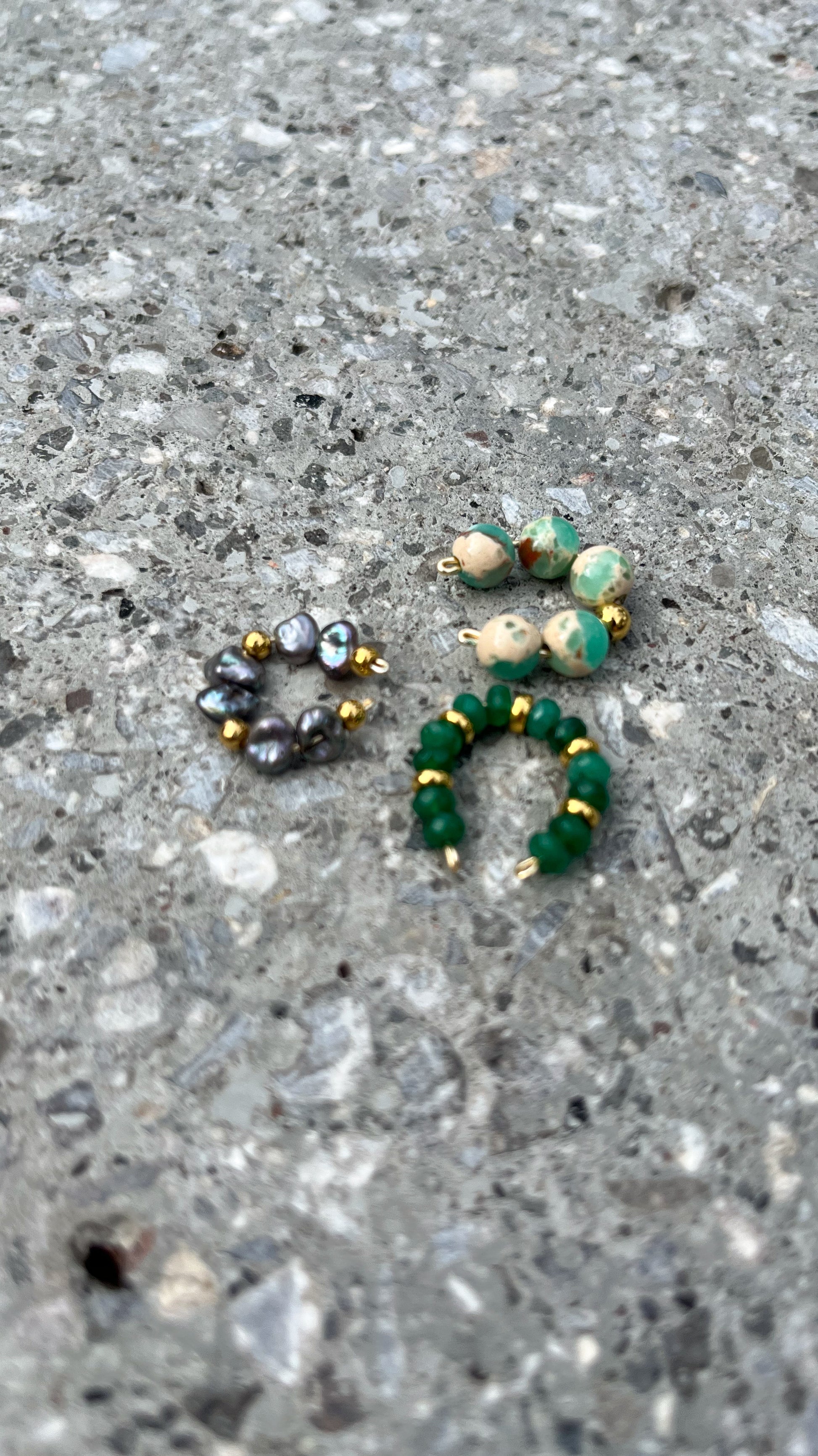 Piercing tipo earcuff Enso con piedras naturales para oreja sin perforación