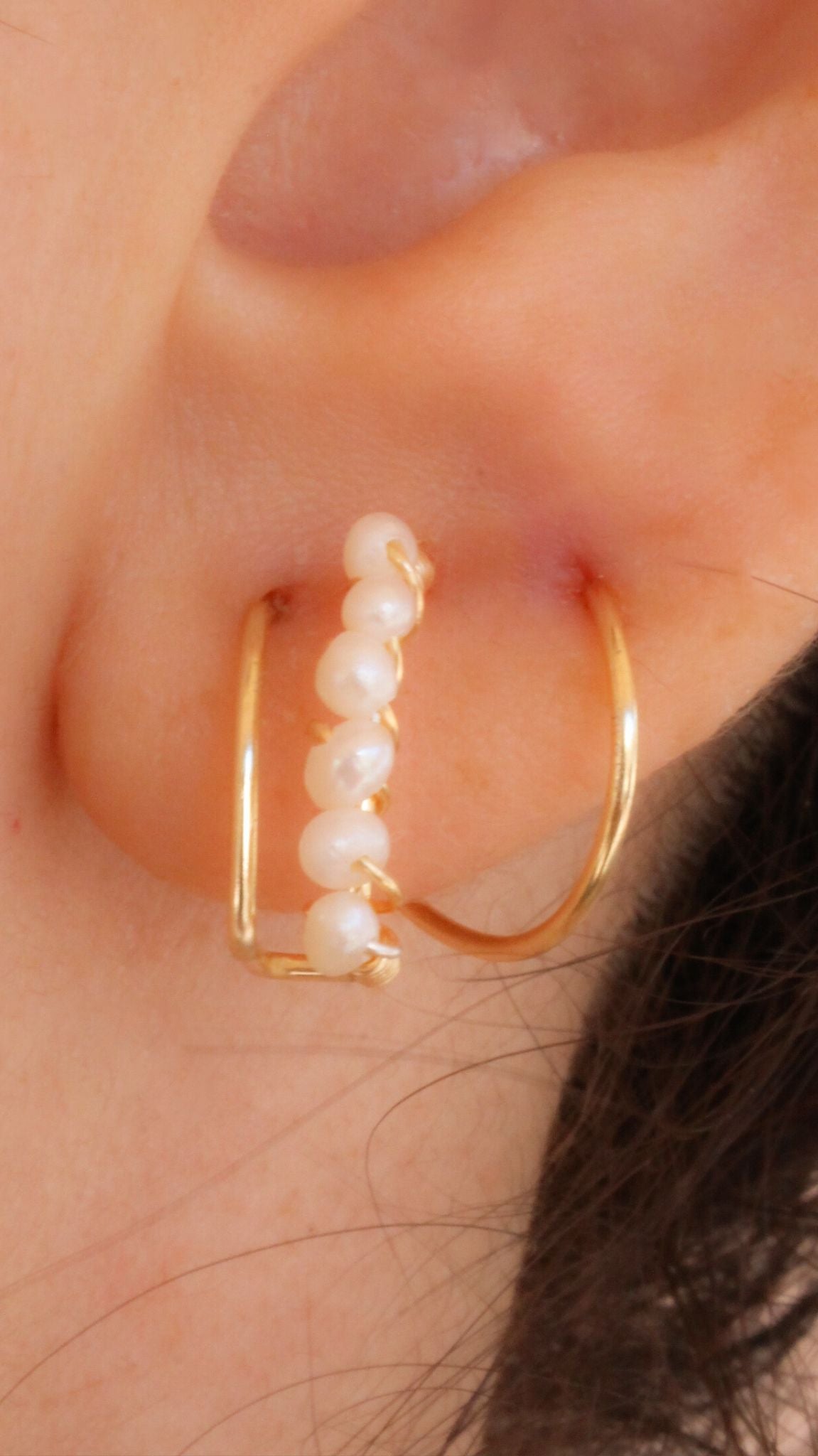 Earcuff de perlas pequeñas diseño artesanal sin perforación