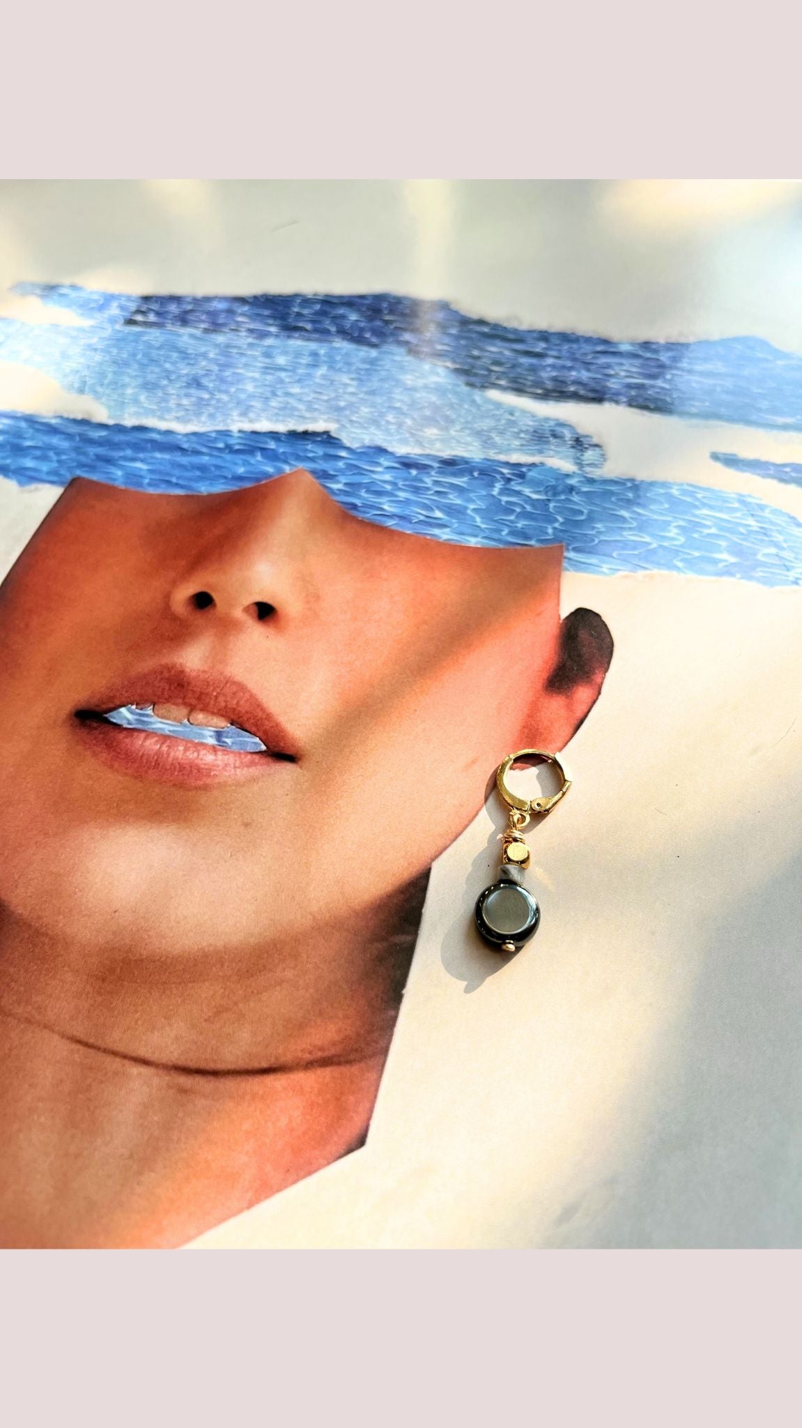 Arete individual huggie Aeris estilo elegante con acabado en oro 18k