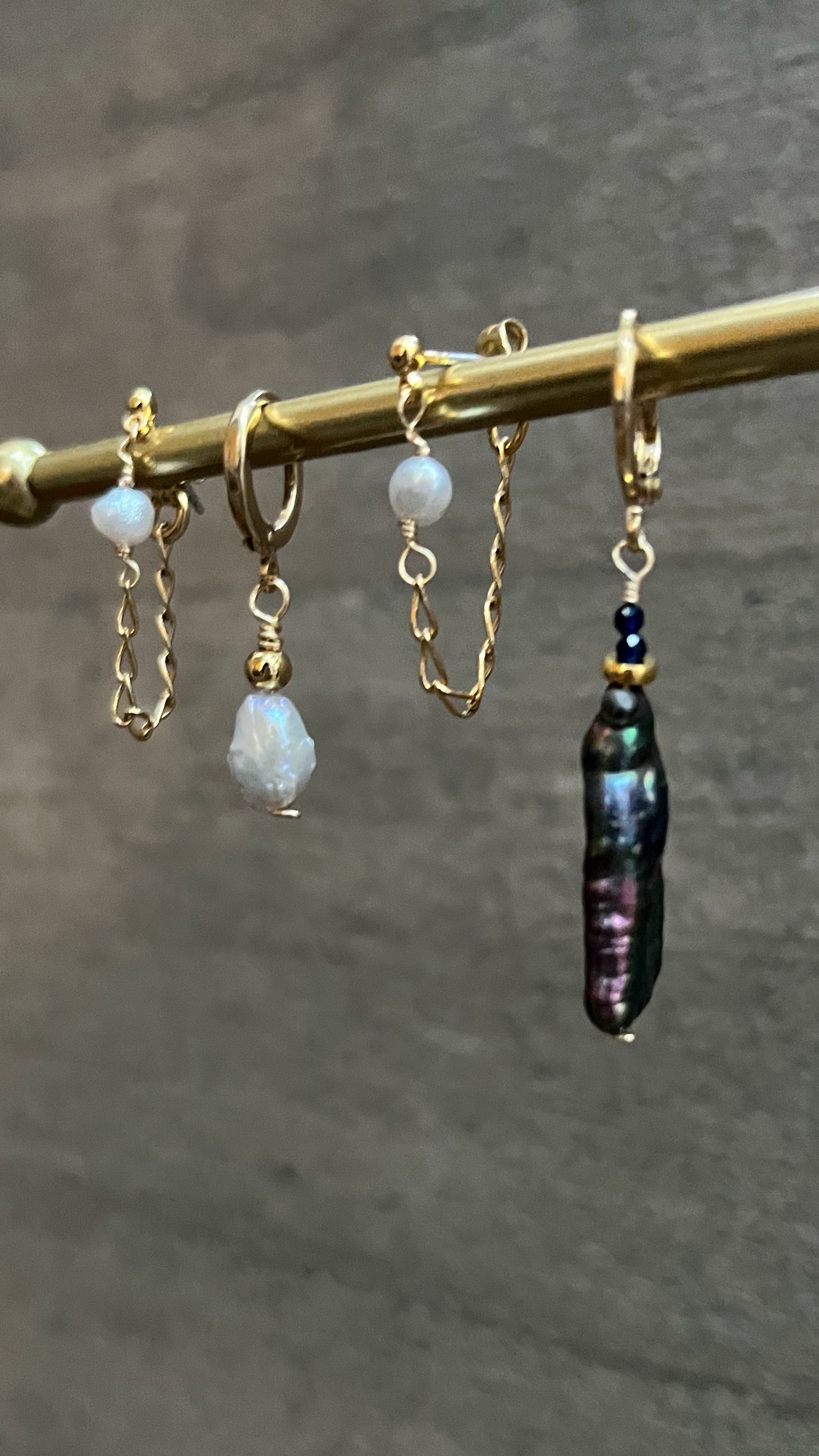 Huggie Aeris diseño artesanal mexicano con piedras naturales colgantes