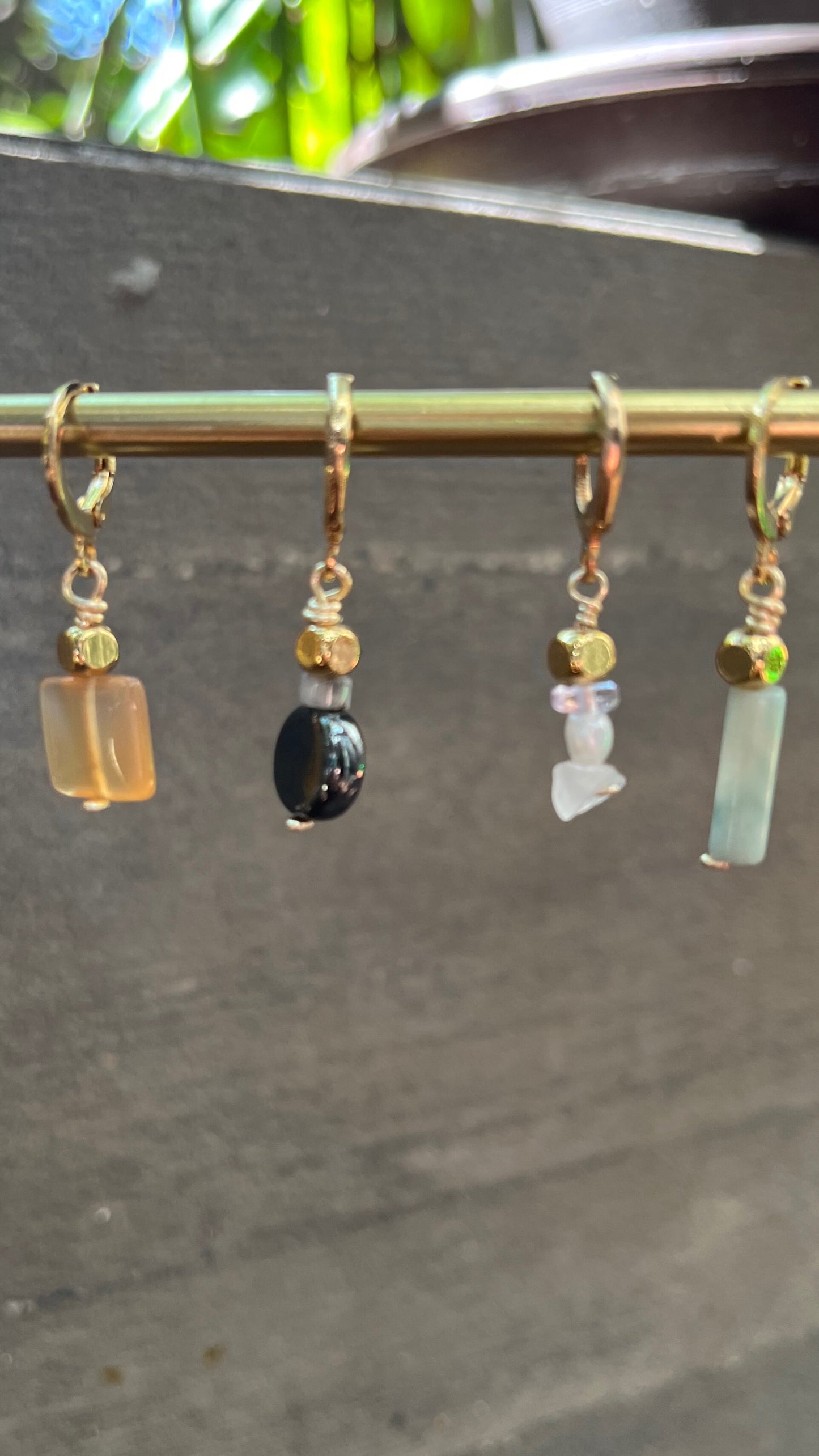 Arete individual huggie Aeris con piedras naturales