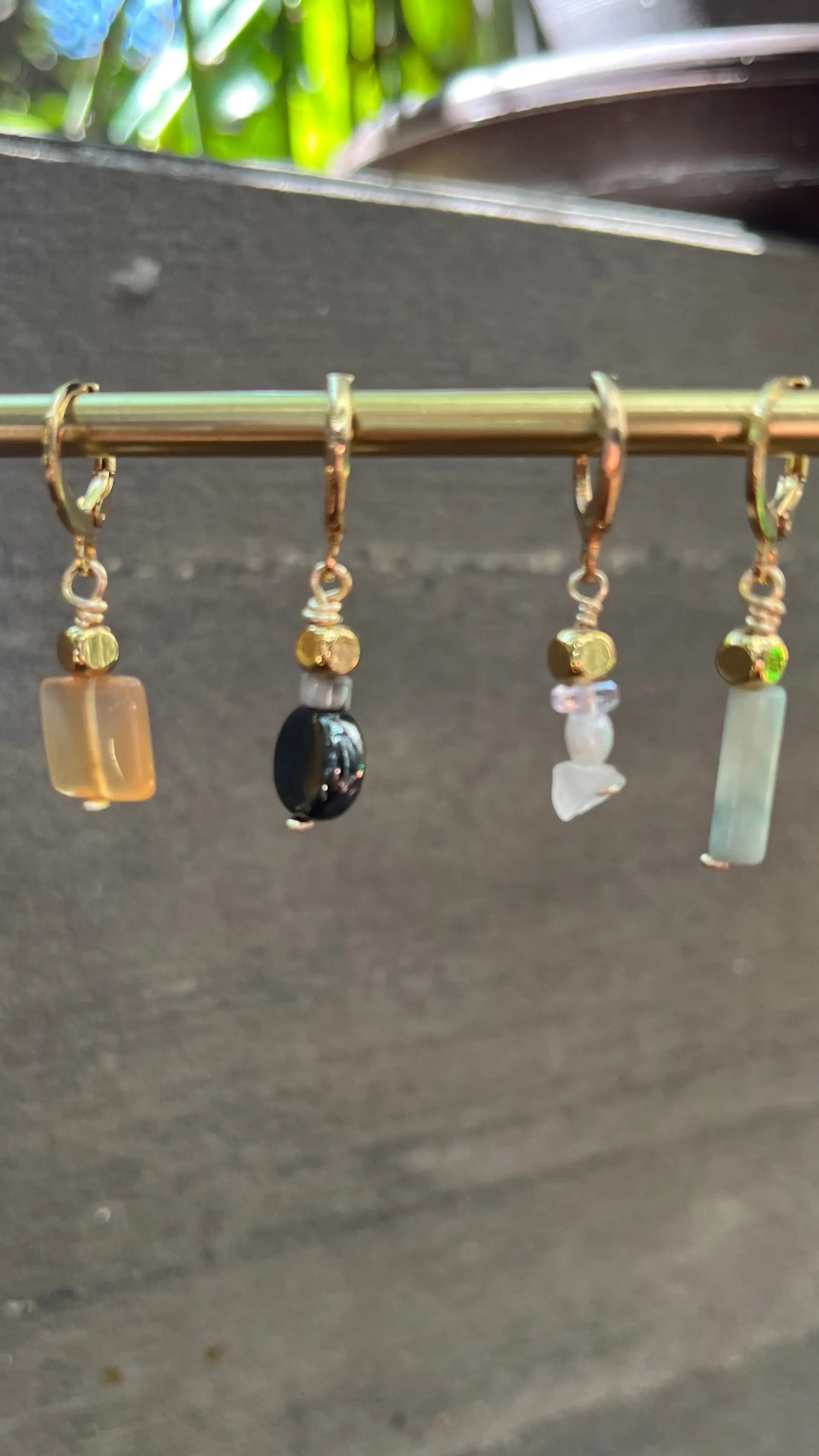 Huggie Aeris colección con piedras naturales y chapa de oro 18k — URi Atelier