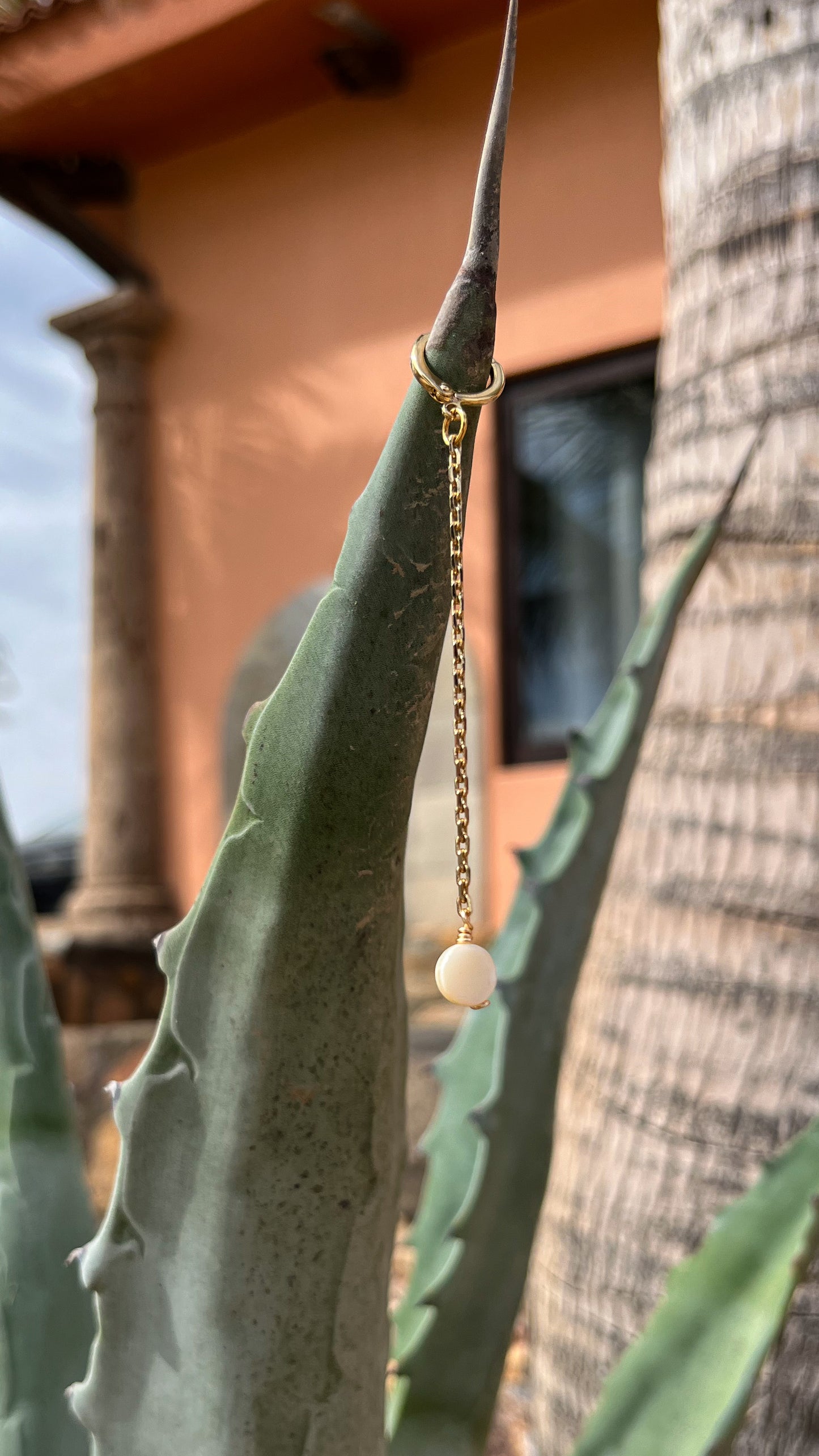 Huggie Kamari hecho a mano con hematita natural — URi Atelier