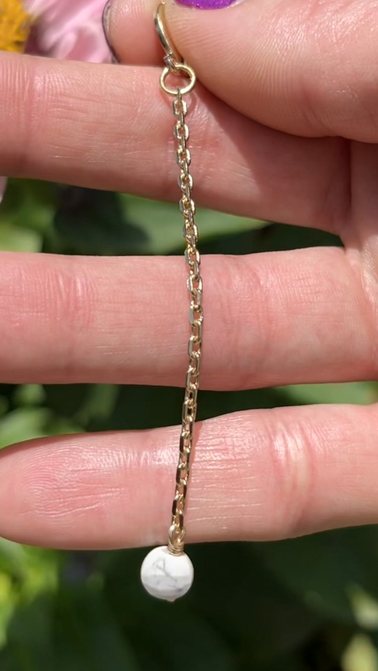 Huggie Kamari con acabado dorado y piedras naturales colgantes