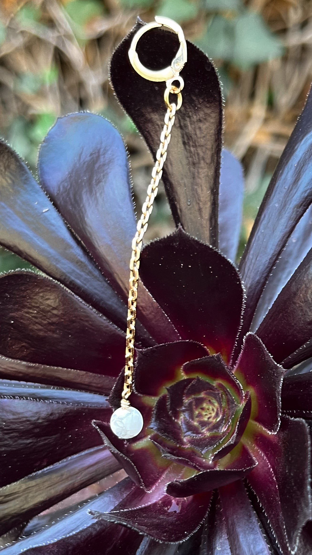 Huggie Kamari con hematita y chapa de oro 18k — URi Atelier
