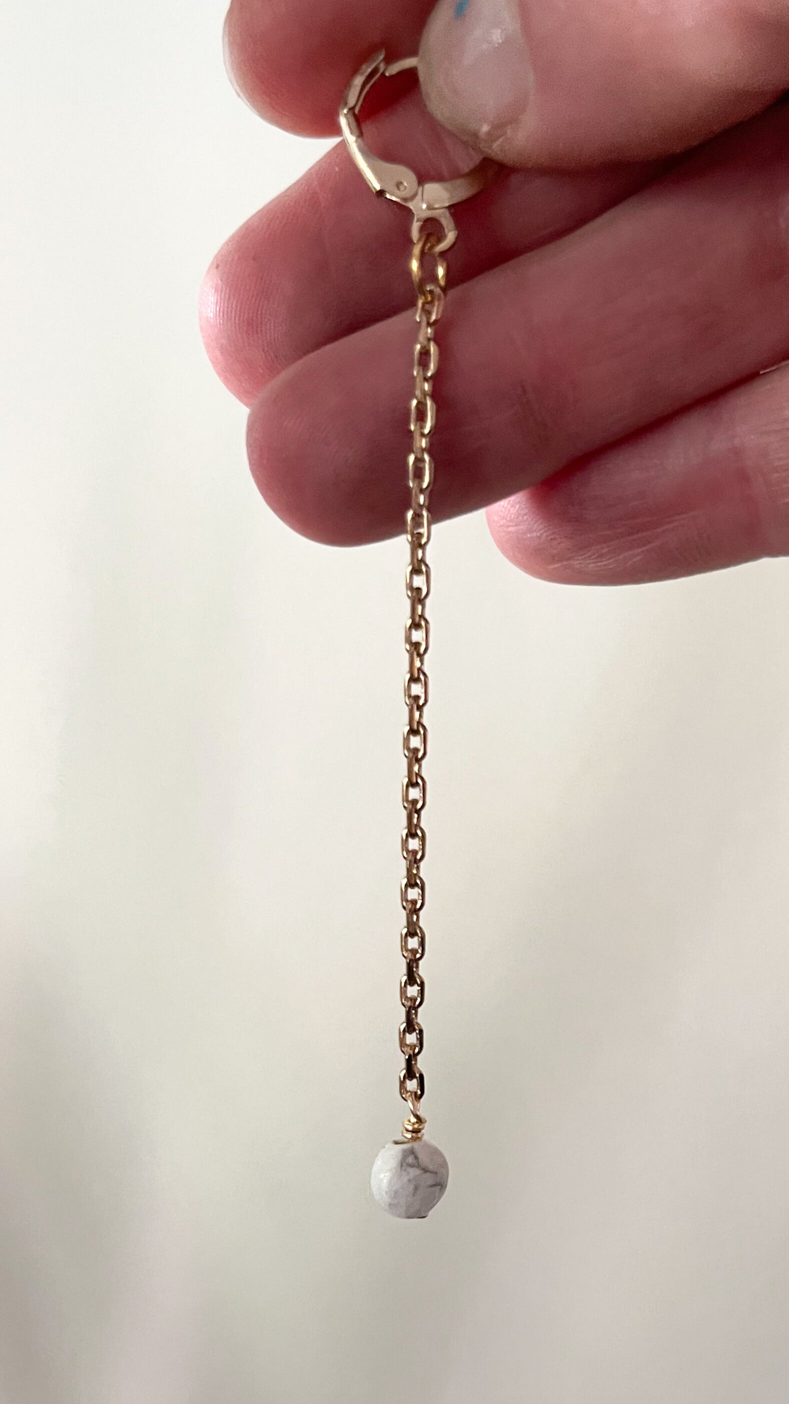 Huggie Kamari con howlita natural y chapa de oro 18k — URi Atelier