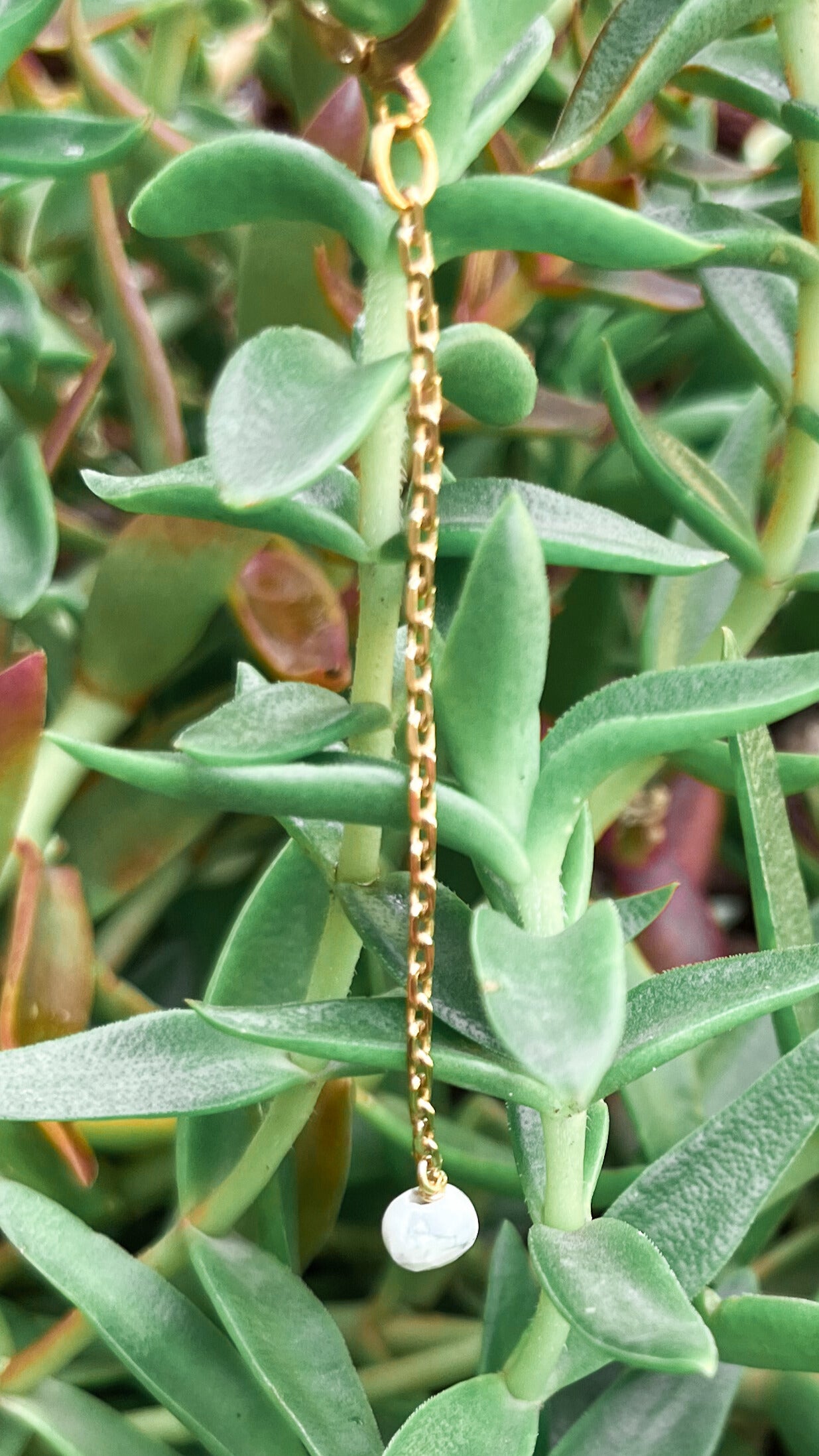 Huggie Kamari con concha natural y chapa de oro 18k — URi Atelier