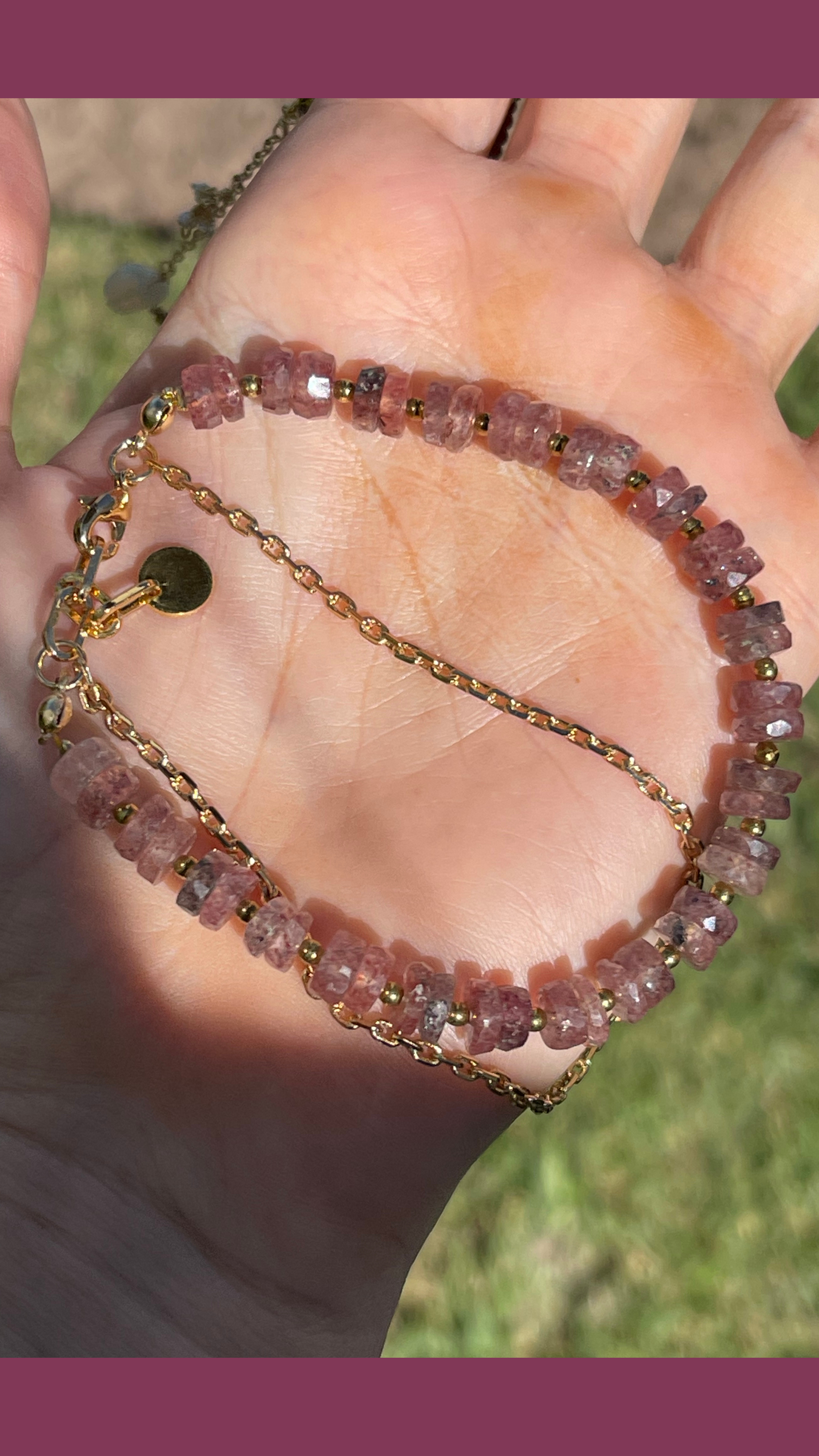 Pulsera artesanal con cadena delgada