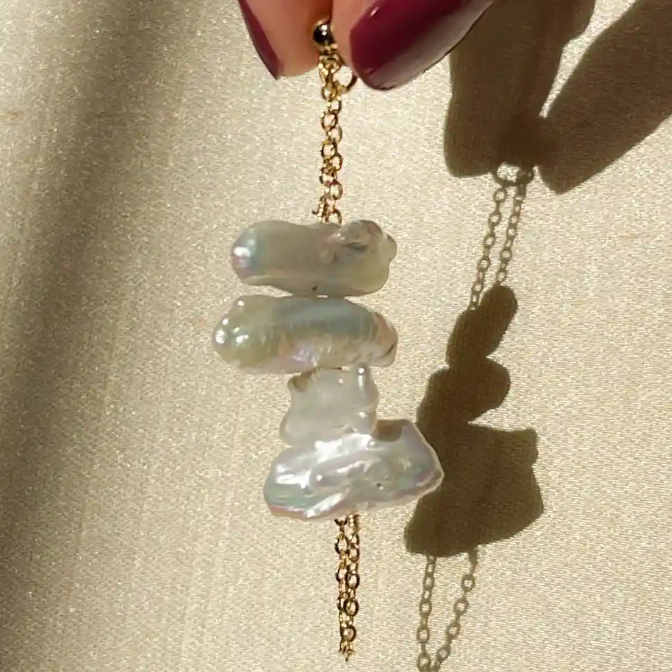 Detalle de aretes Artemisa con perlas