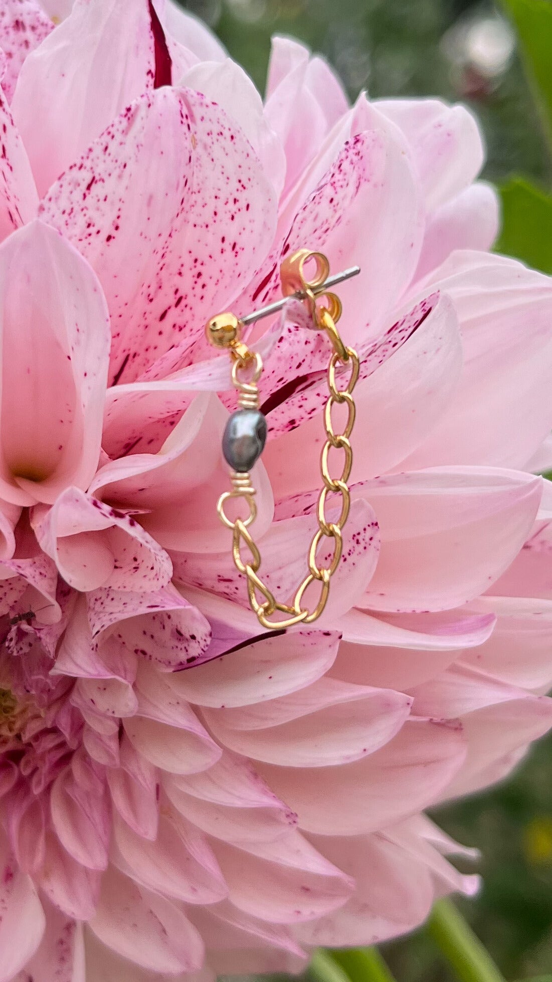 Arete arracada Sereia con perla colgante diseño artesanal