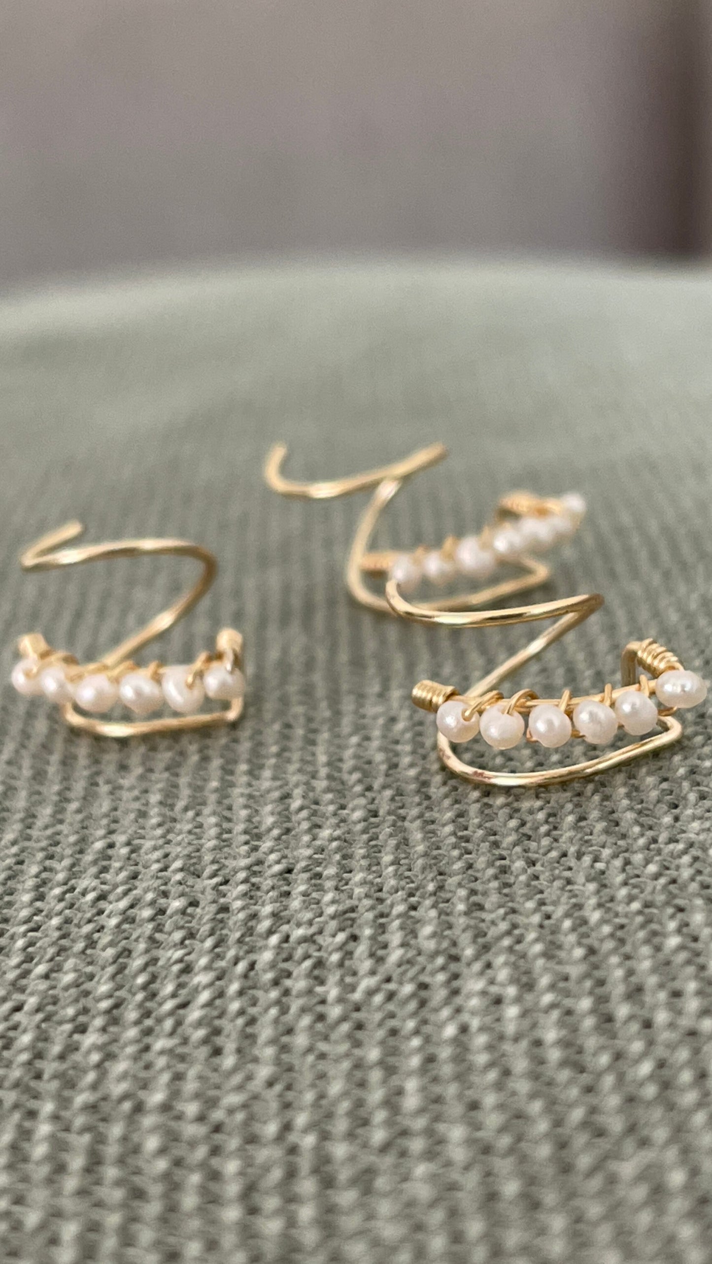 Piercing falso earcuff de perlas hecho a mano en México