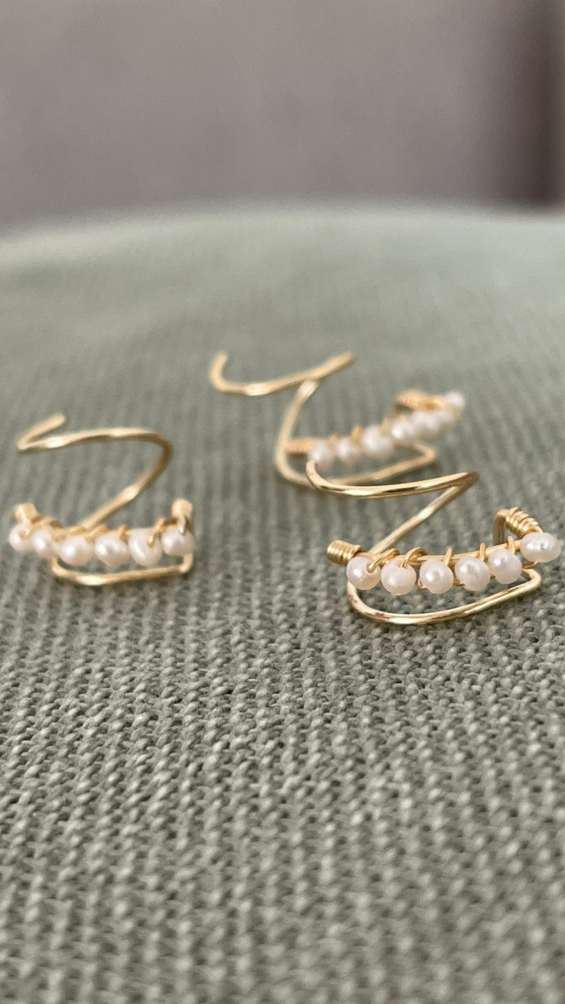 Piercing falso earcuff de perlas hecho a mano en México